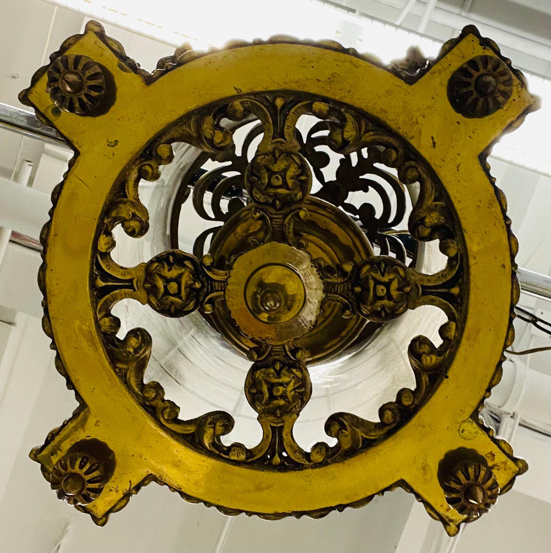 Empire Dore Laterne Kronleuchter, mattiertes geätztes Glas, 19. Jahrhundert, massive Bronze Pendelleuchte
Eine fein gegossene Laterne aus Dore-Bronze mit geätztem Milchglasdesign. Das Gehäuse mit Rosen-, Blumen- und Schneckenmuster hängt an einem