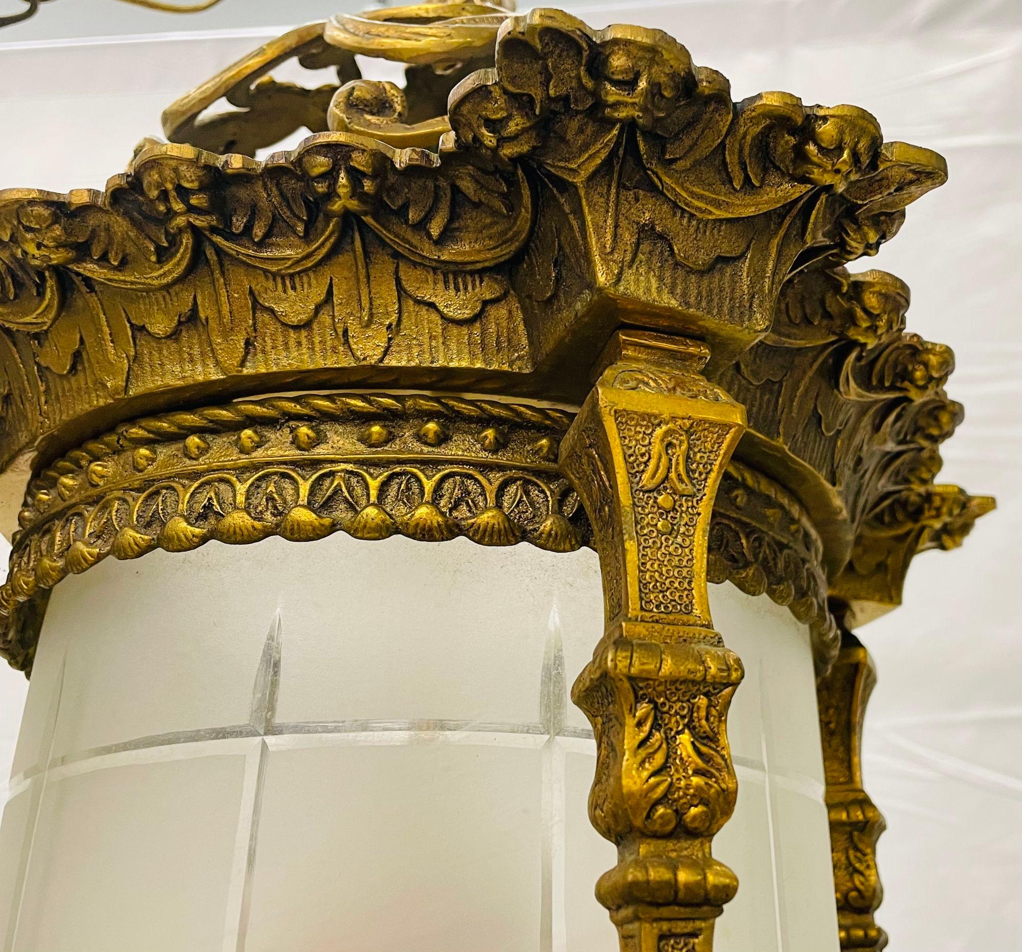 Bronze Lustre Empire Dore en verre dépoli et gravé, XIXe siècle, bronze massif en vente