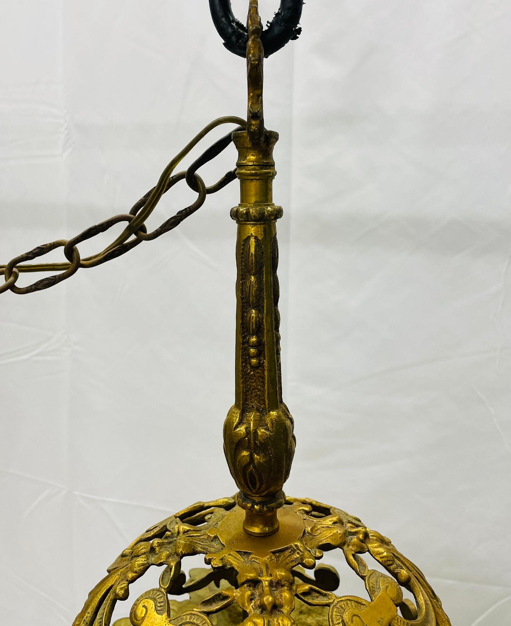 Lustre Empire Dore en verre dépoli et gravé, XIXe siècle, bronze massif en vente 1