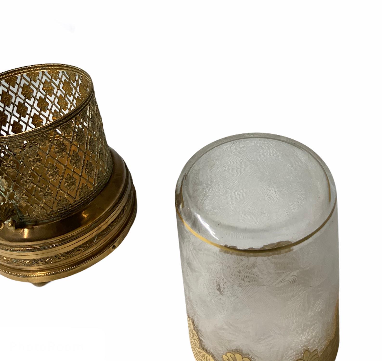 Français Vase à musique Empire Dor Saint Louis en cristal gravé et verre doré avec support en laiton en vente