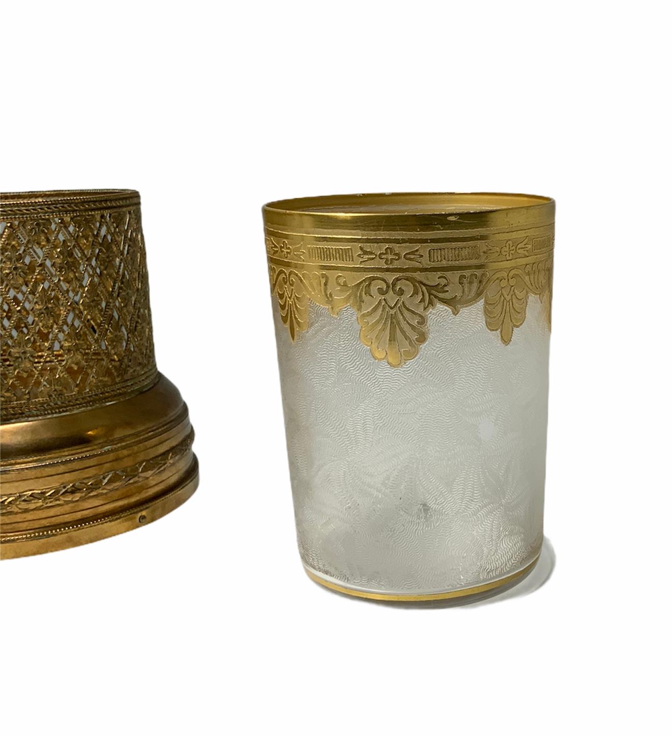Buriné Vase à musique Empire Dor Saint Louis en cristal gravé et verre doré avec support en laiton en vente