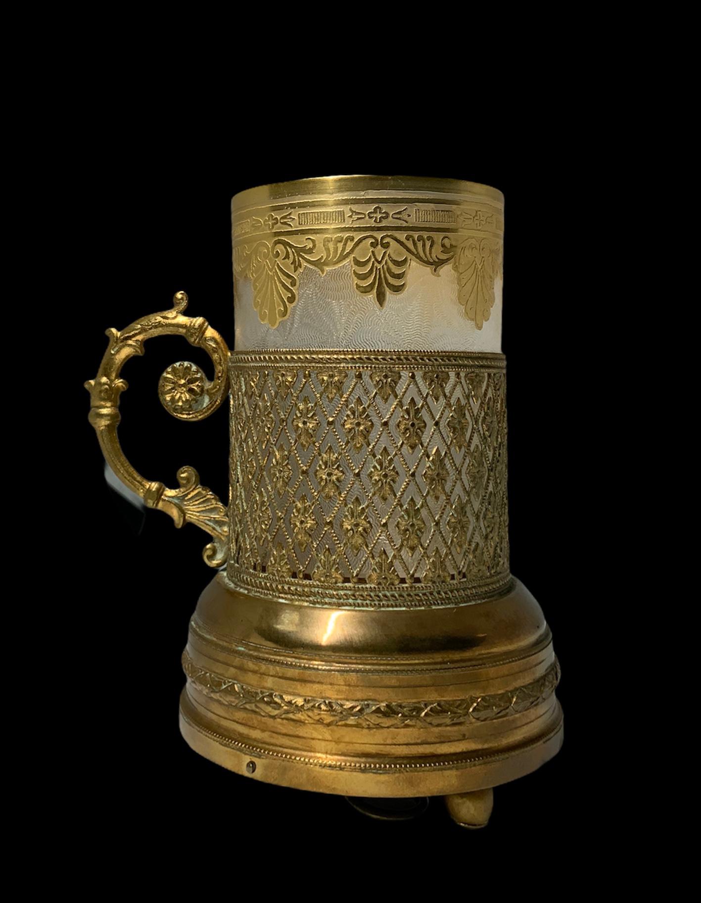 Vase à musique Empire Dor Saint Louis en cristal gravé et verre doré avec support en laiton en vente 2
