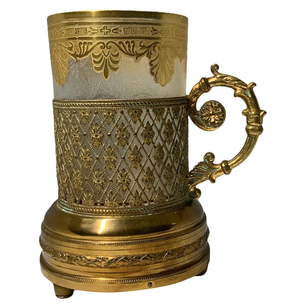 Vase à musique Empire Dor Saint Louis en cristal gravé et verre doré avec support en laiton en vente