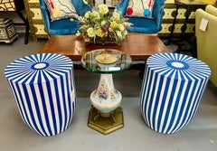 Table d'extrémité à vase floral de style Empire Dresden avec plateau rond en verre et base en laiton