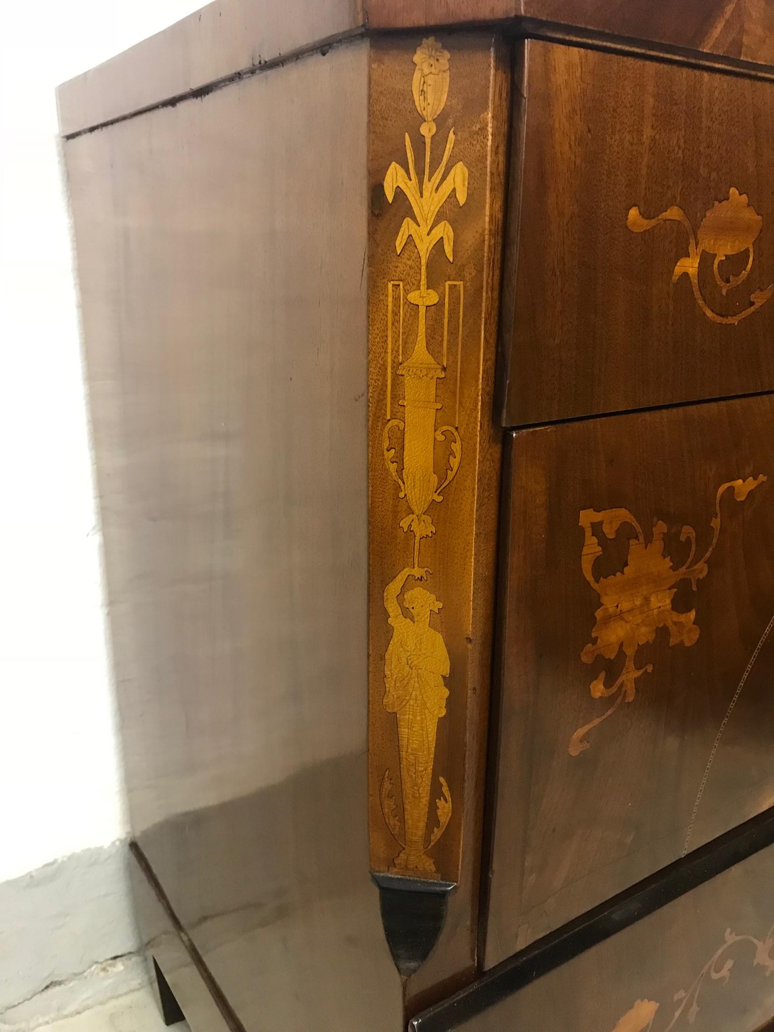 A Danish Empire chest inlaid with figures, flowers and flowers
1810 and recently restored. Very beautiful Danish Empire dresser.