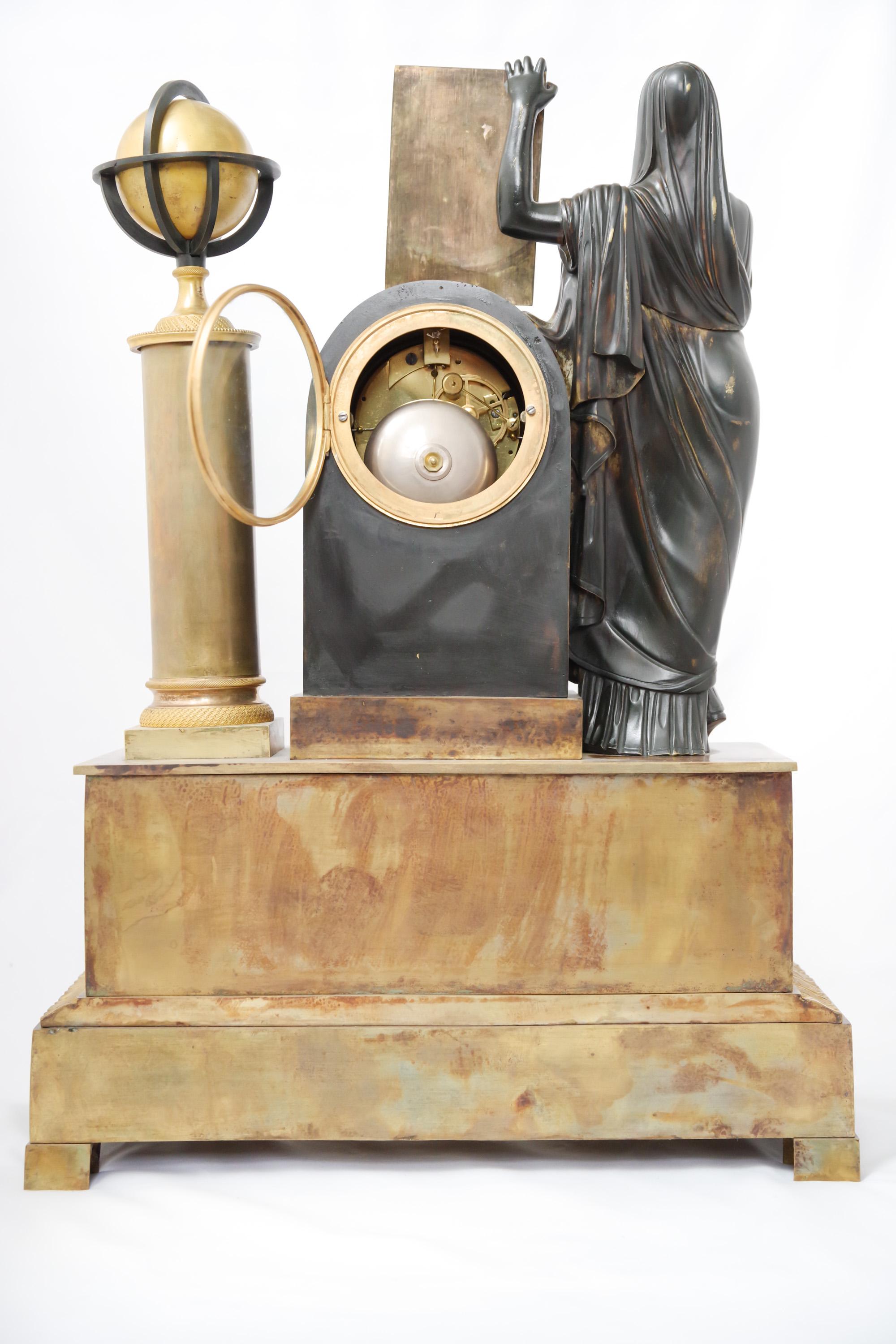 Empire Era Fire-Gilt Bronze Clock Representing a Figure in Neo-Egyptian Style In Good Condition For Sale In 263-0031, JP