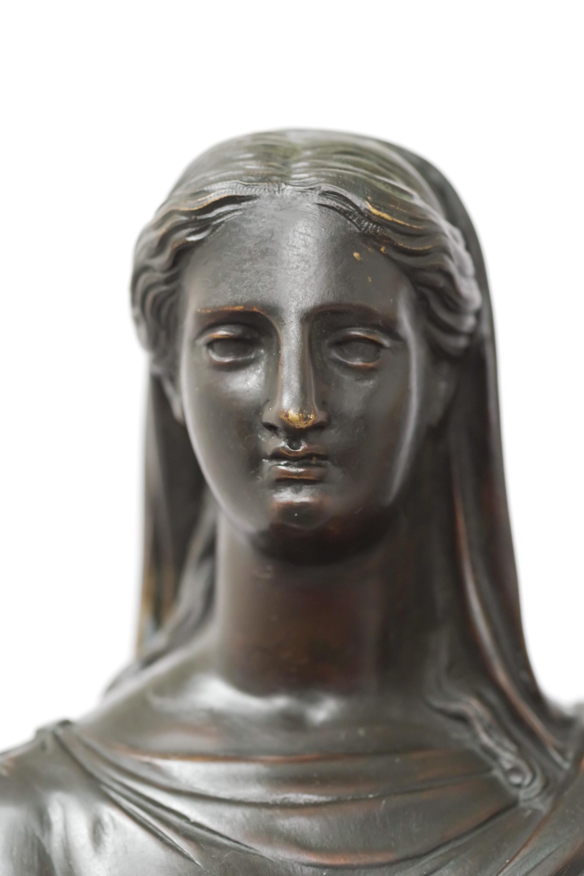Kaminuhr aus vergoldeter Bronze aus der Empire-Ära, die eine Figur im neuägyptischen Stil darstellt im Angebot 2