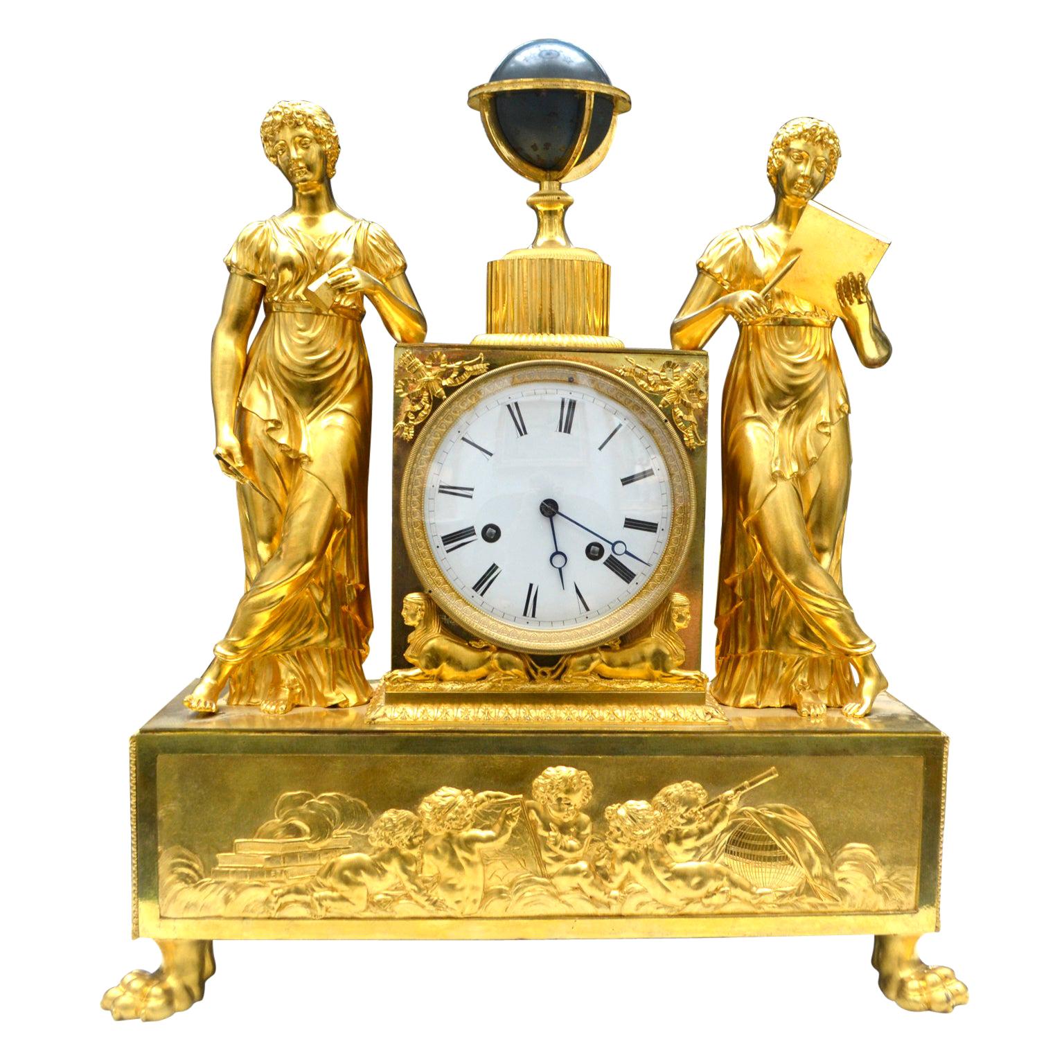  Allegorische Uhr aus vergoldeter Bronze des französischen Kaiserreichs, die die astronomischen Wissenschaften darstellt im Angebot