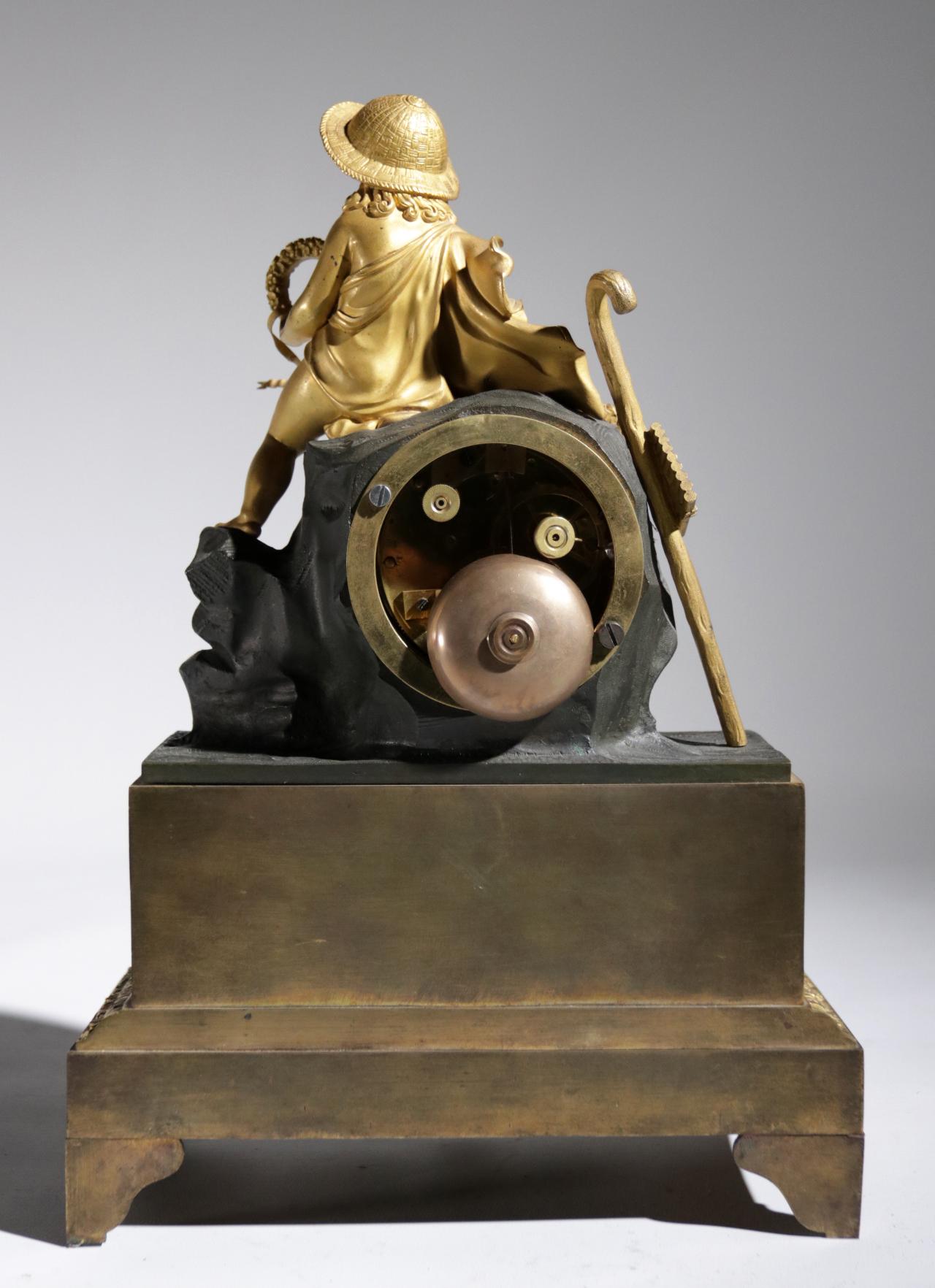Reloj de chimenea dorado de fuego imperio, hacia 1820 en venta 3
