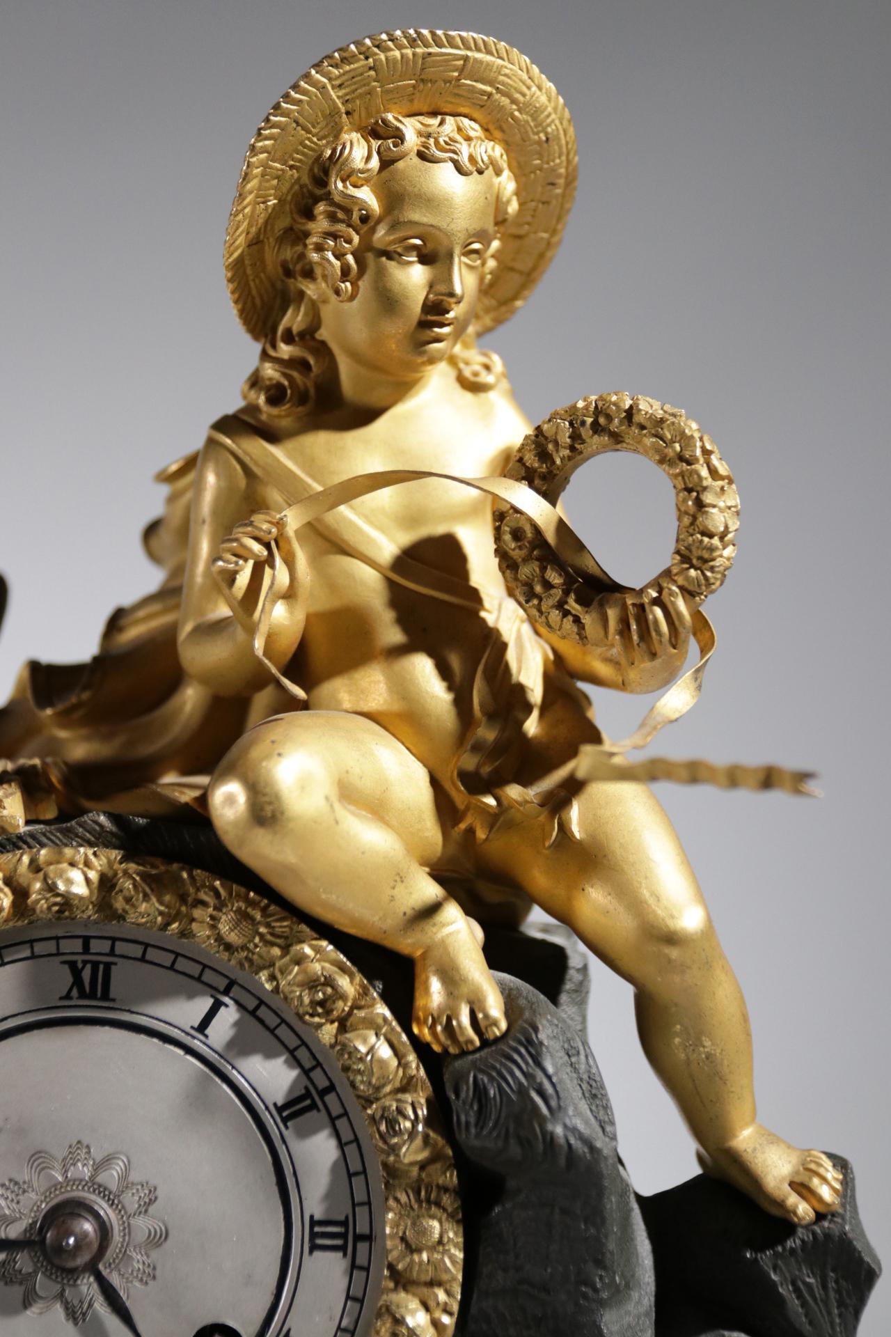 Beautiful fire gilded Empire mantel clock with a shepherdess on top with a wreath and ribbon. On the left a staff with pan flute.
At the bottom of the clock acanthus leaves, wreaths and again a staff with pan flute.
The dial has been re-silvered