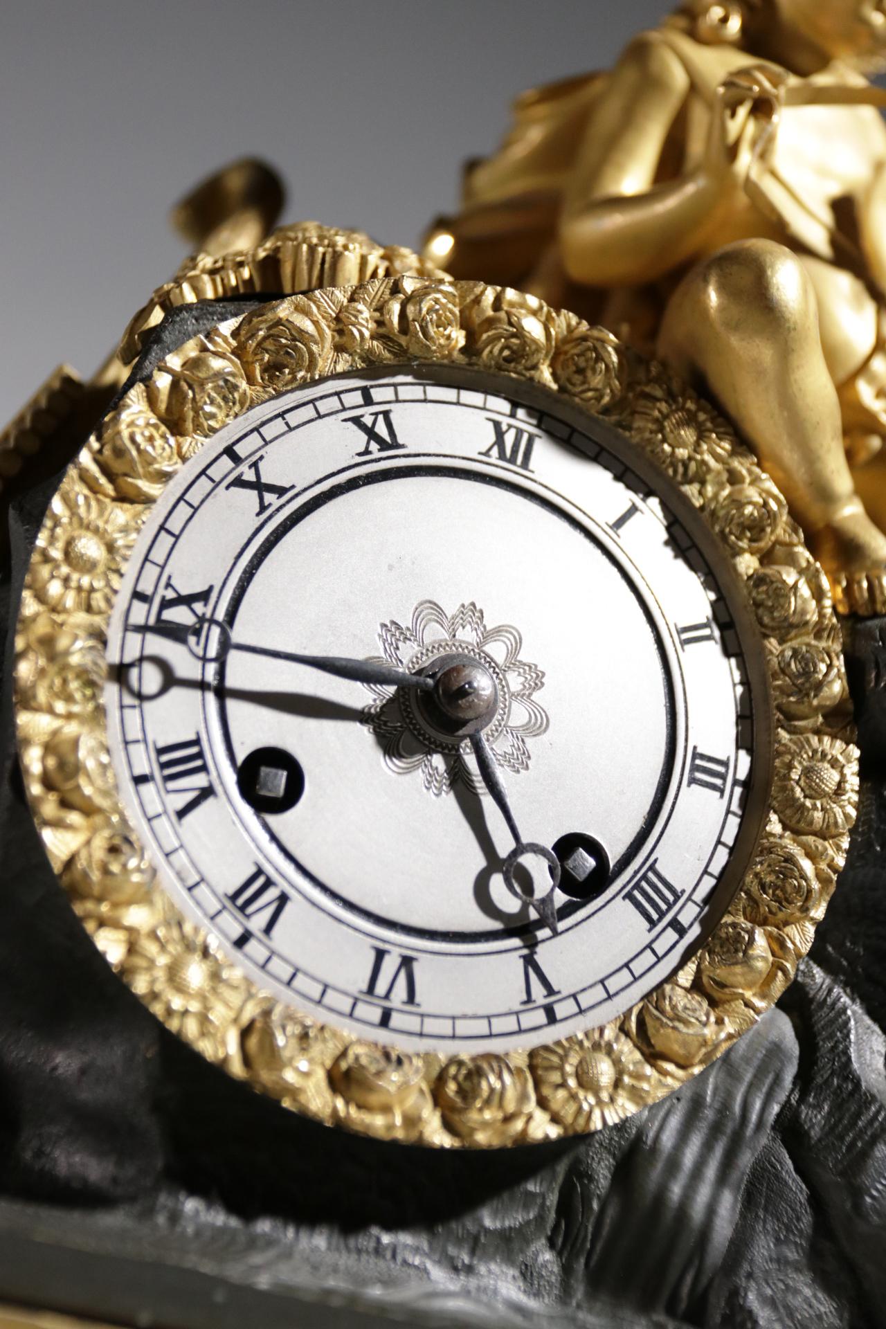 Reloj de chimenea dorado de fuego imperio, hacia 1820 Imperio en venta