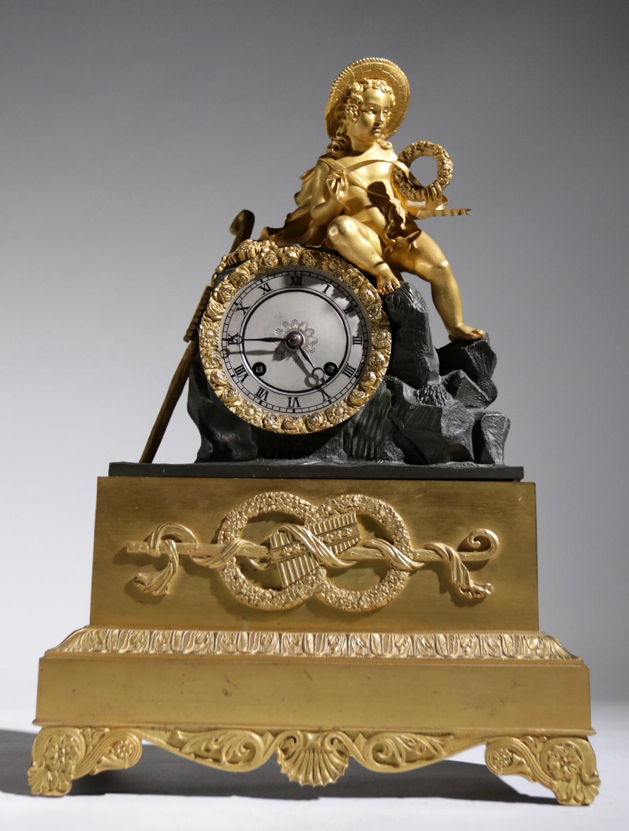Reloj de chimenea dorado de fuego imperio, hacia 1820 en Bueno estado para la venta en Boven Leeuwen, NL