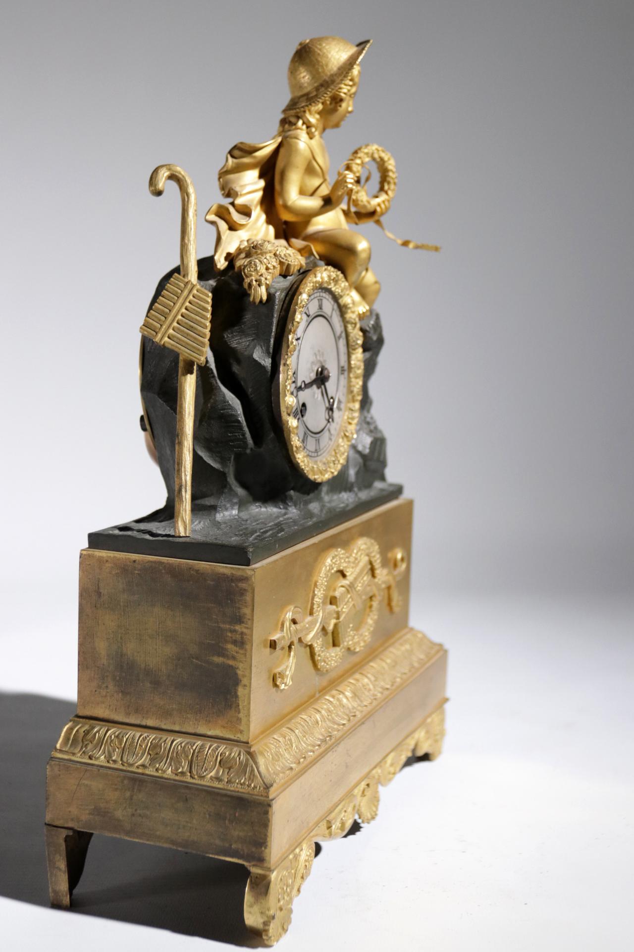 Pendule de cheminée Empire dorée à feu, vers 1820 en vente 1