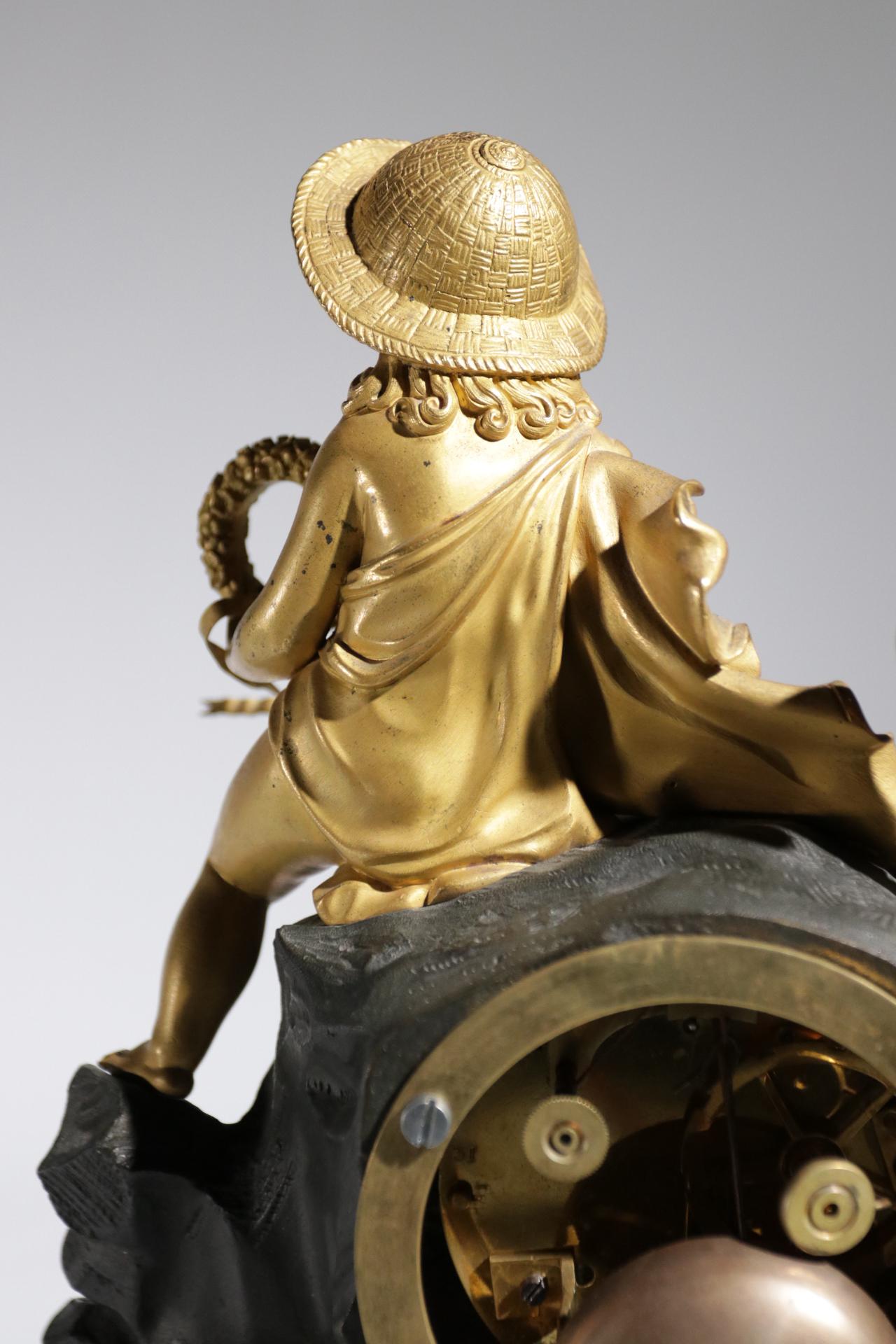 Reloj de chimenea dorado de fuego imperio, hacia 1820 Bronce en venta