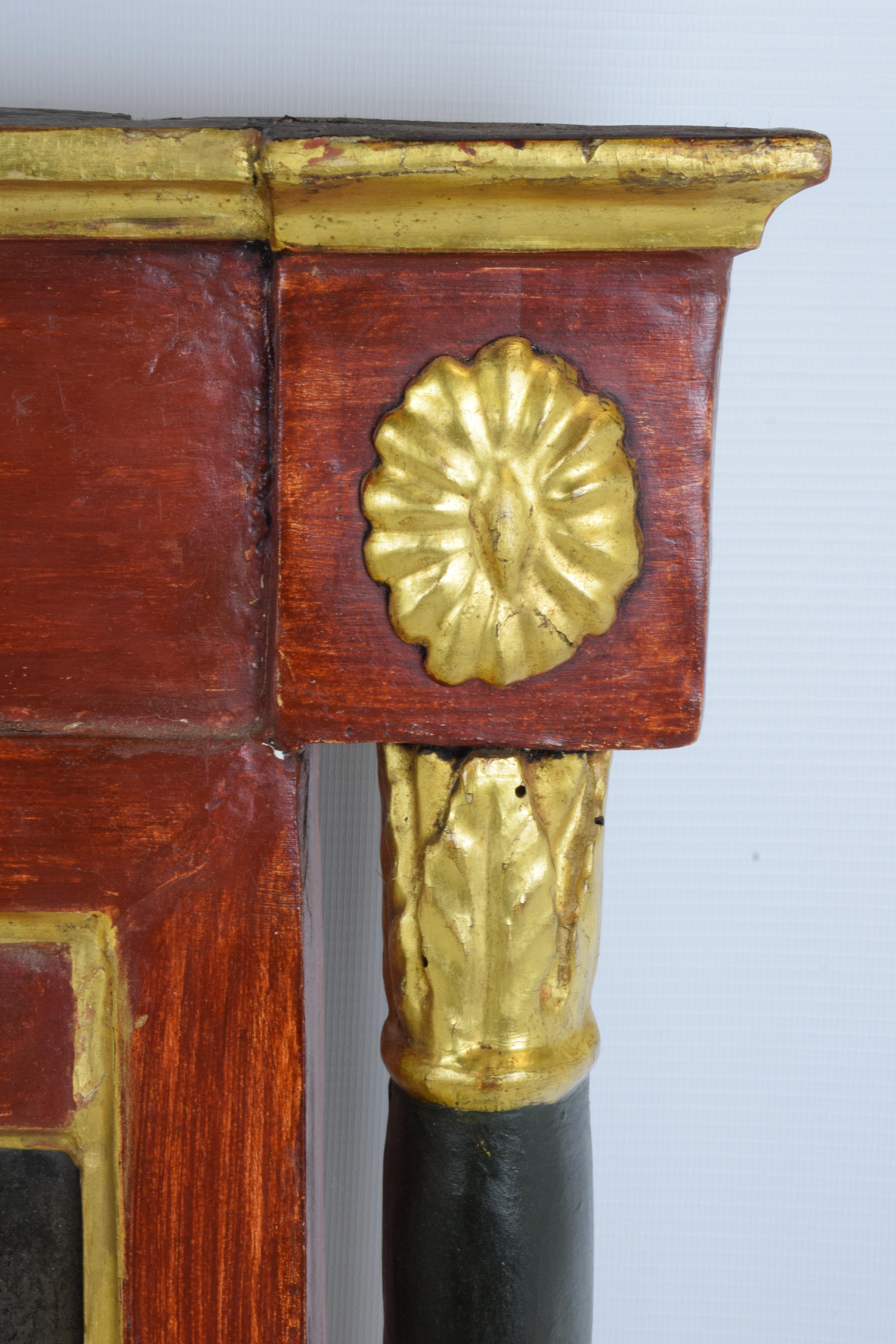 Bois Miroir de cheminée Empire rouge pompéien avec décorations dorées en vente