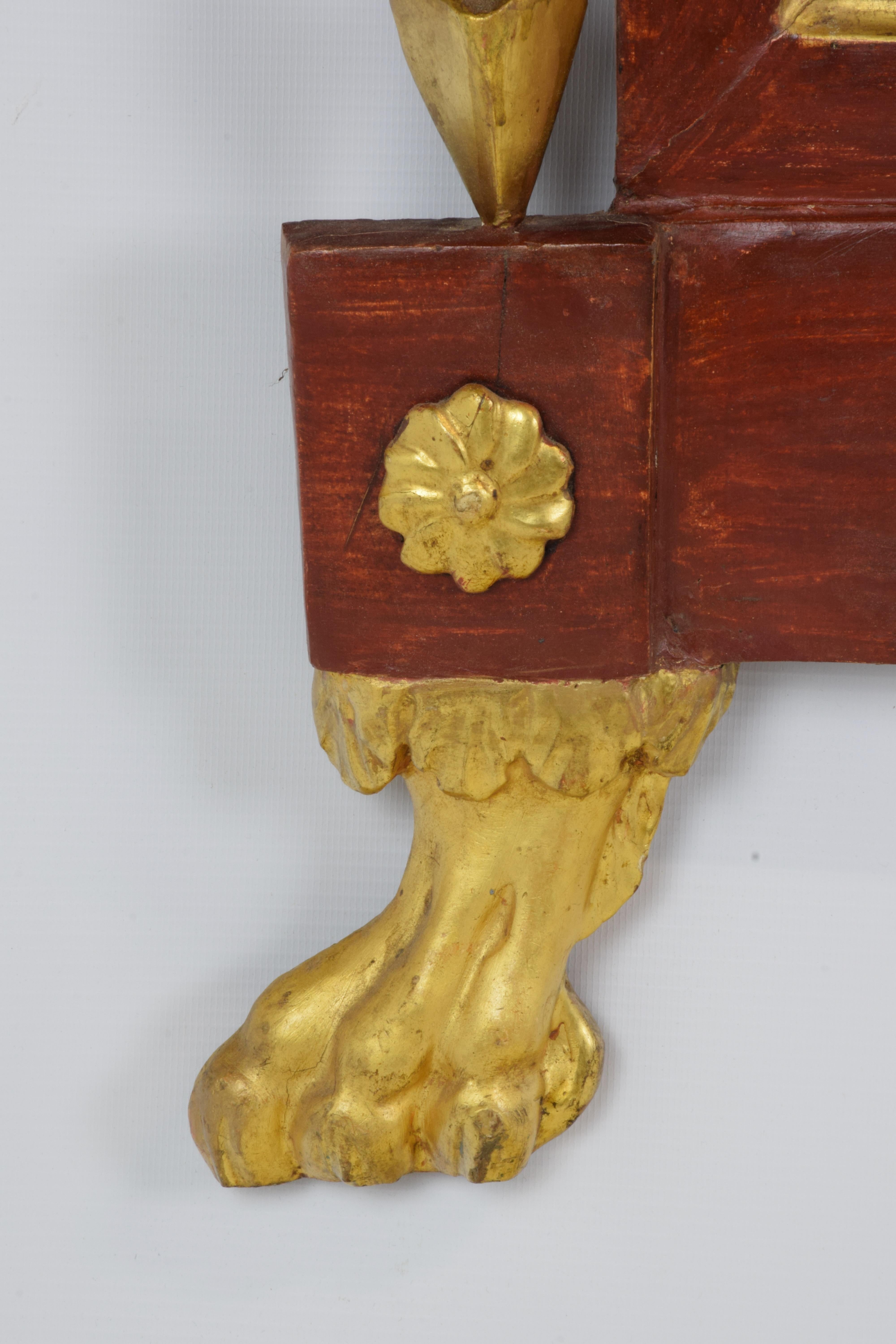 Legno Specchio da camino Empire in rosso pompeiano con decorazioni dorate in vendita