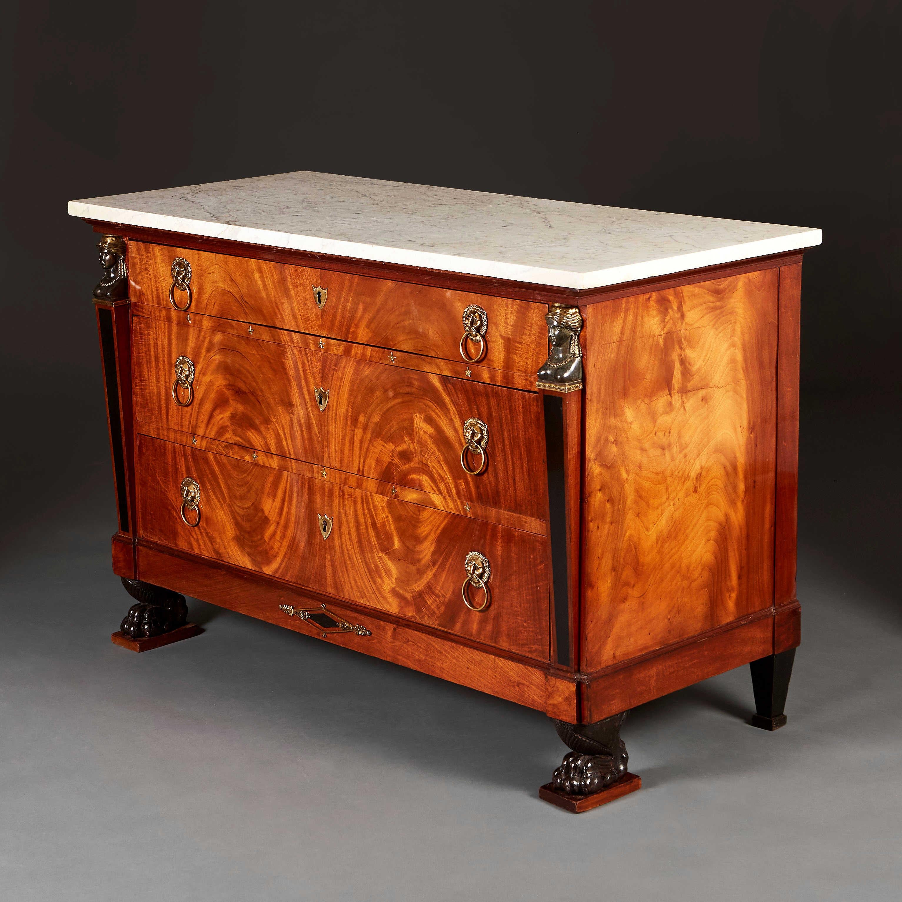 Français Commode Empire en acajou flammé par et estampillée Jean Frédéric Ratié