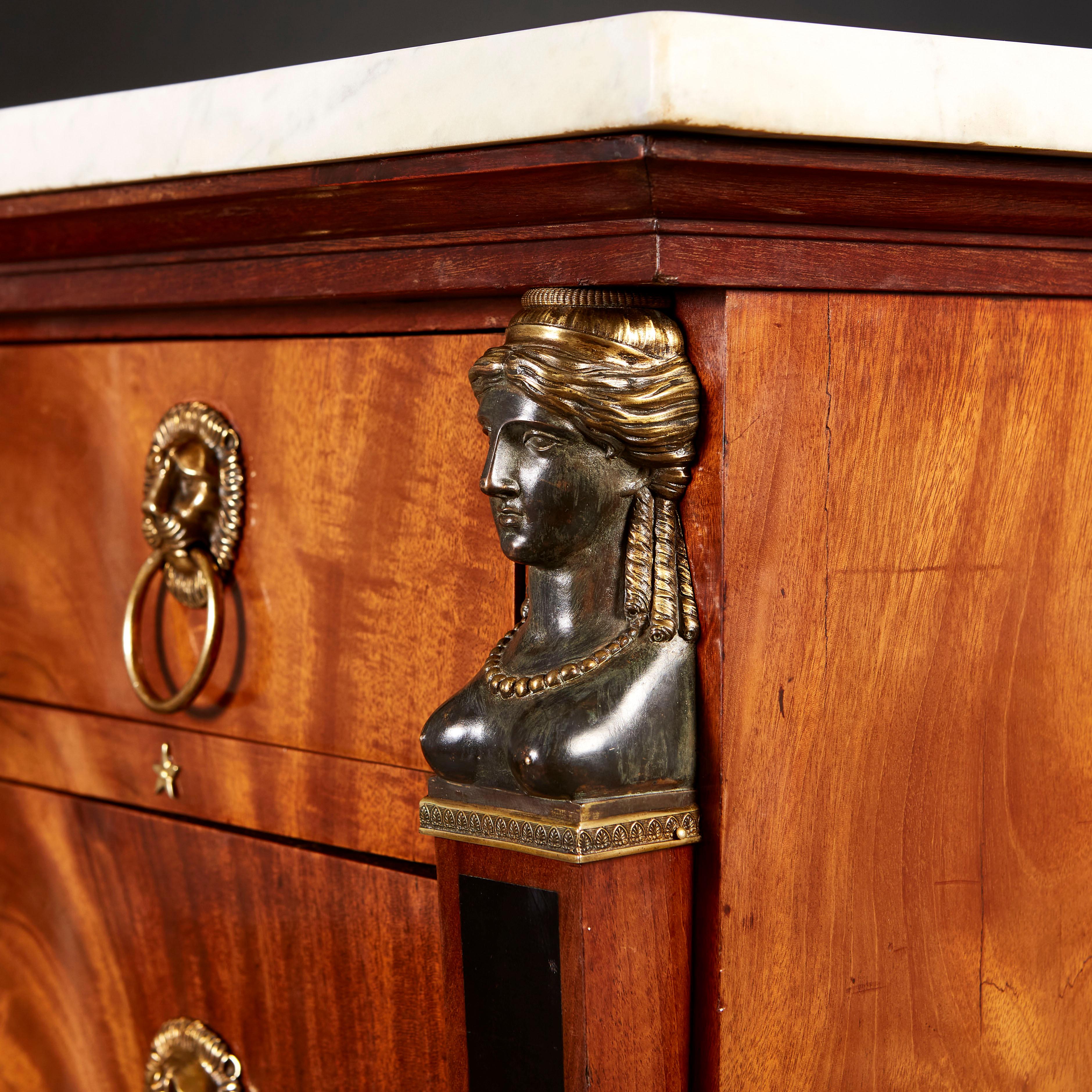 Commode Empire en acajou flammé par et estampillée Jean Frédéric Ratié Bon état à London, GB
