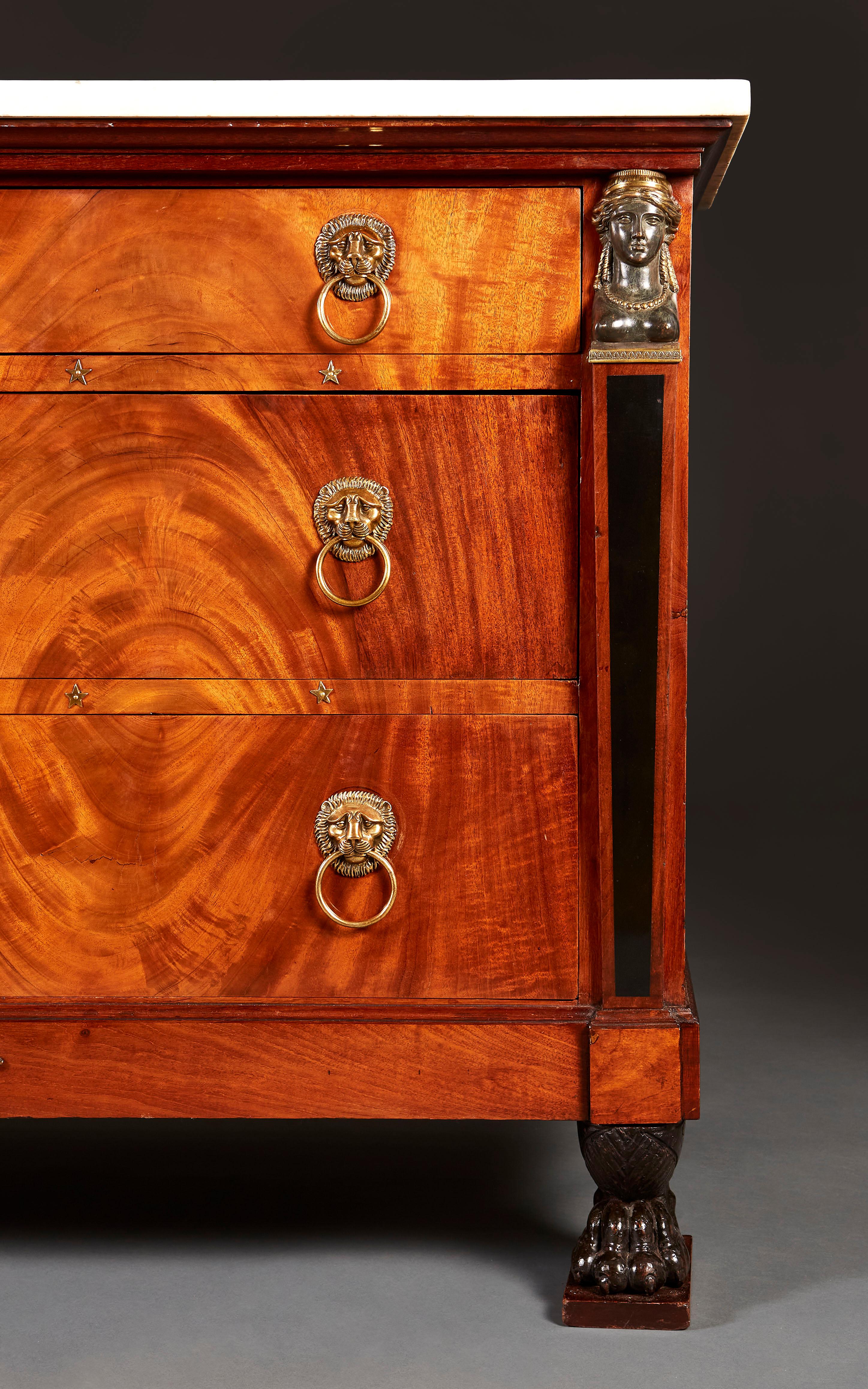 XIXe siècle Commode Empire en acajou flammé par et estampillée Jean Frédéric Ratié