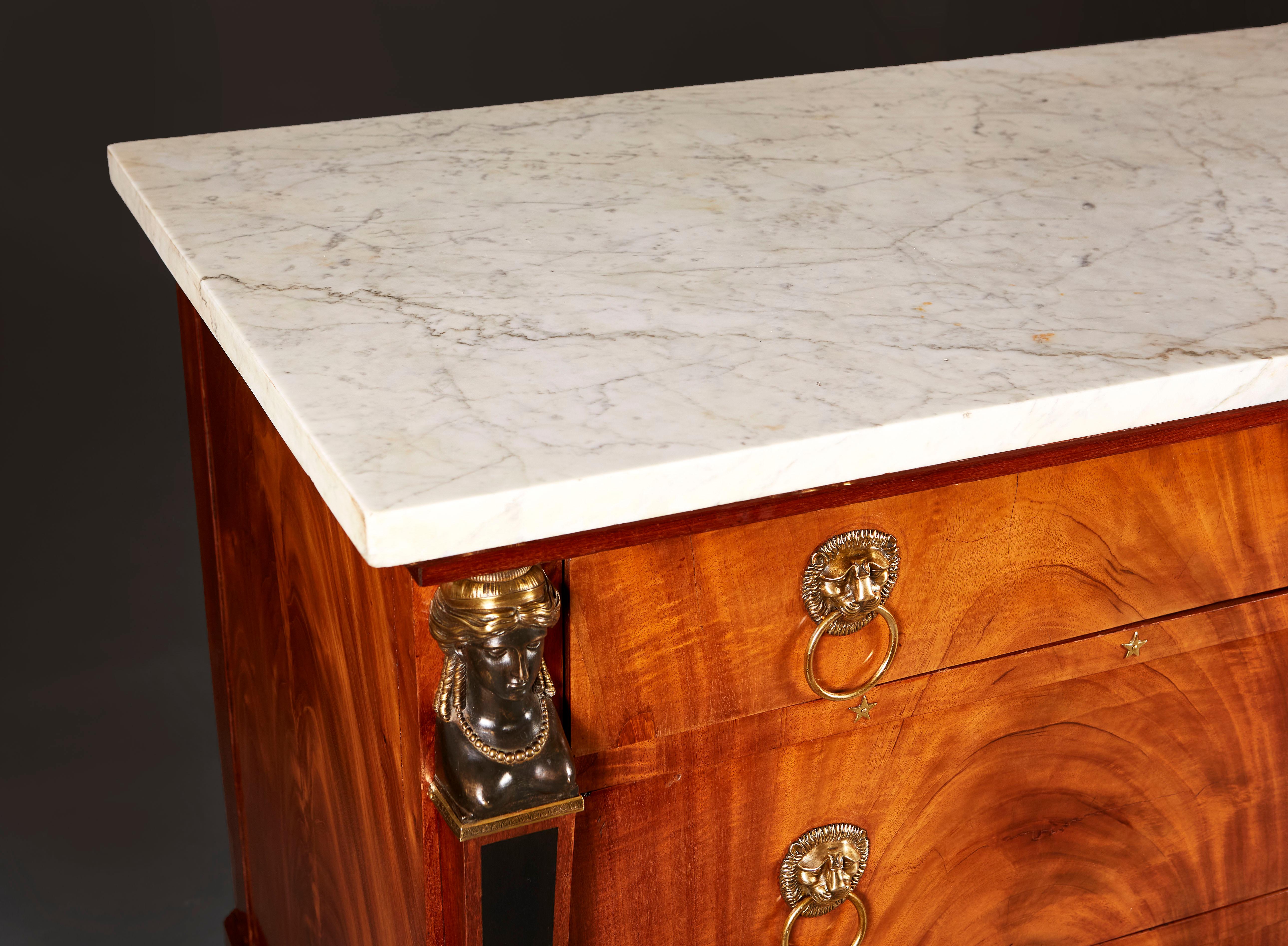 Laiton Commode Empire en acajou flammé par et estampillée Jean Frédéric Ratié