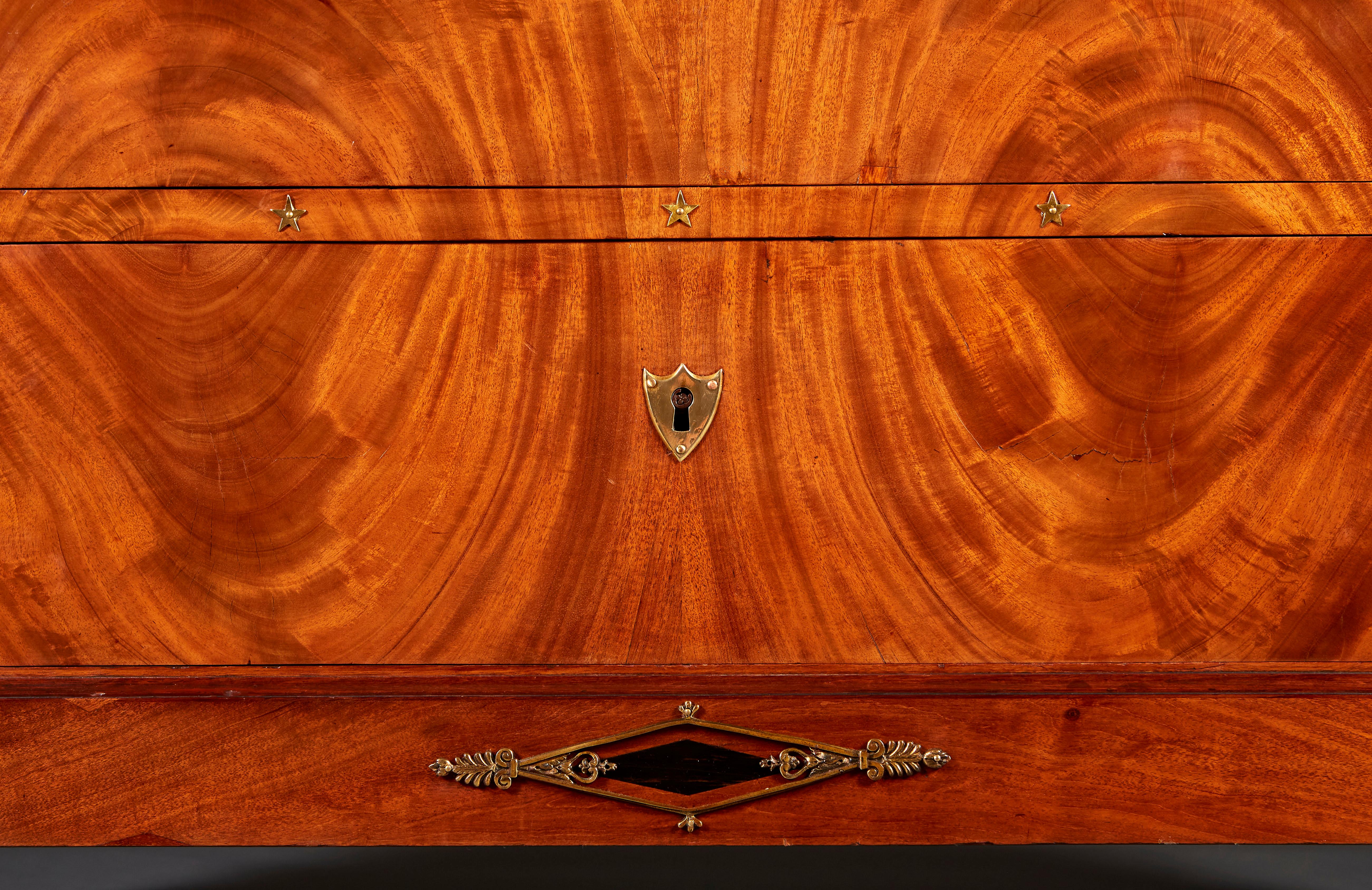 Commode Empire en acajou flammé par et estampillée Jean Frédéric Ratié 1