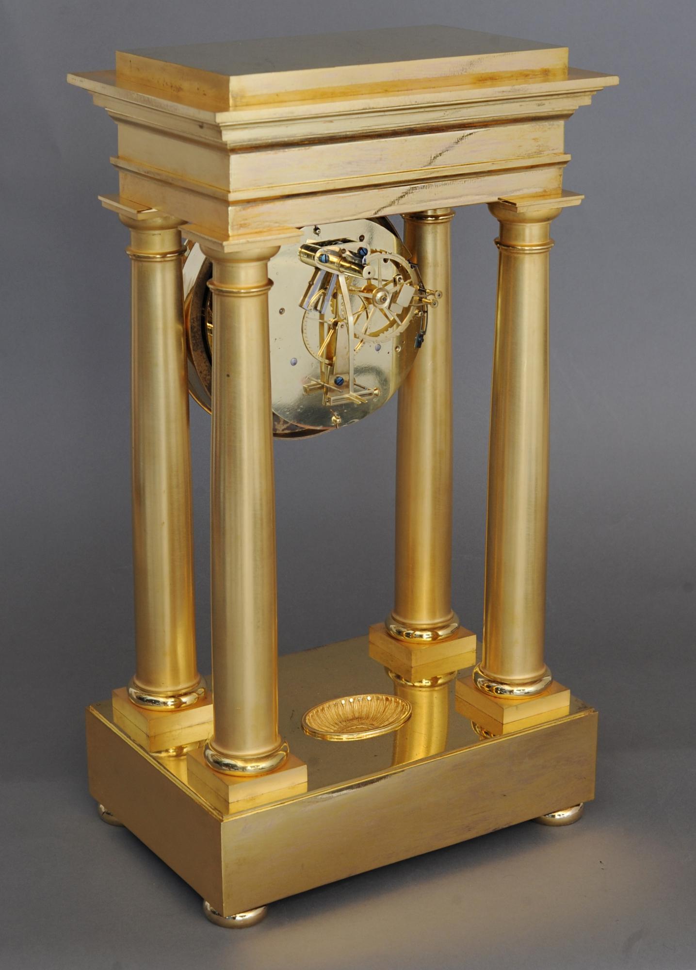 Pendule de cheminée à régulateur de précision à quatre piliers, de très haute qualité, datant du début de l'Empire. Cette horloge de grande qualité a été fabriquée par le célèbre horloger Dieudonné Kinable, vers 1800. Mouvement à échappement à roue