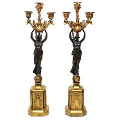 Candélabres Empire à cinq lumières en bronze doré et patiné de forme victorienne