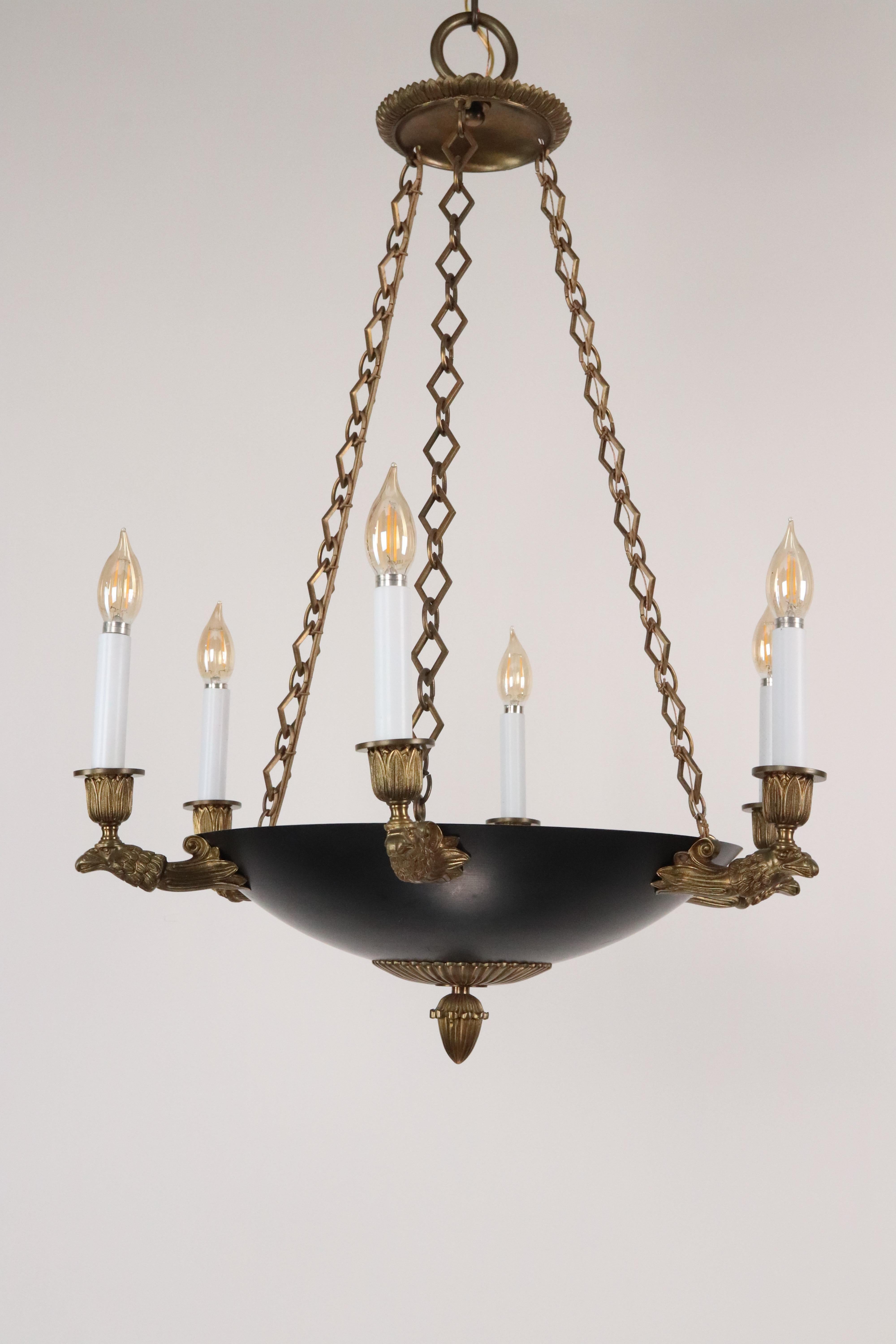 Lustre Empire français à 9 lumières restauré. Finition bronze doré. Nécessite neuf ampoules E-12. Nettoyé et restauré. Veuillez noter que cet article se trouve dans nos locaux de New York.   