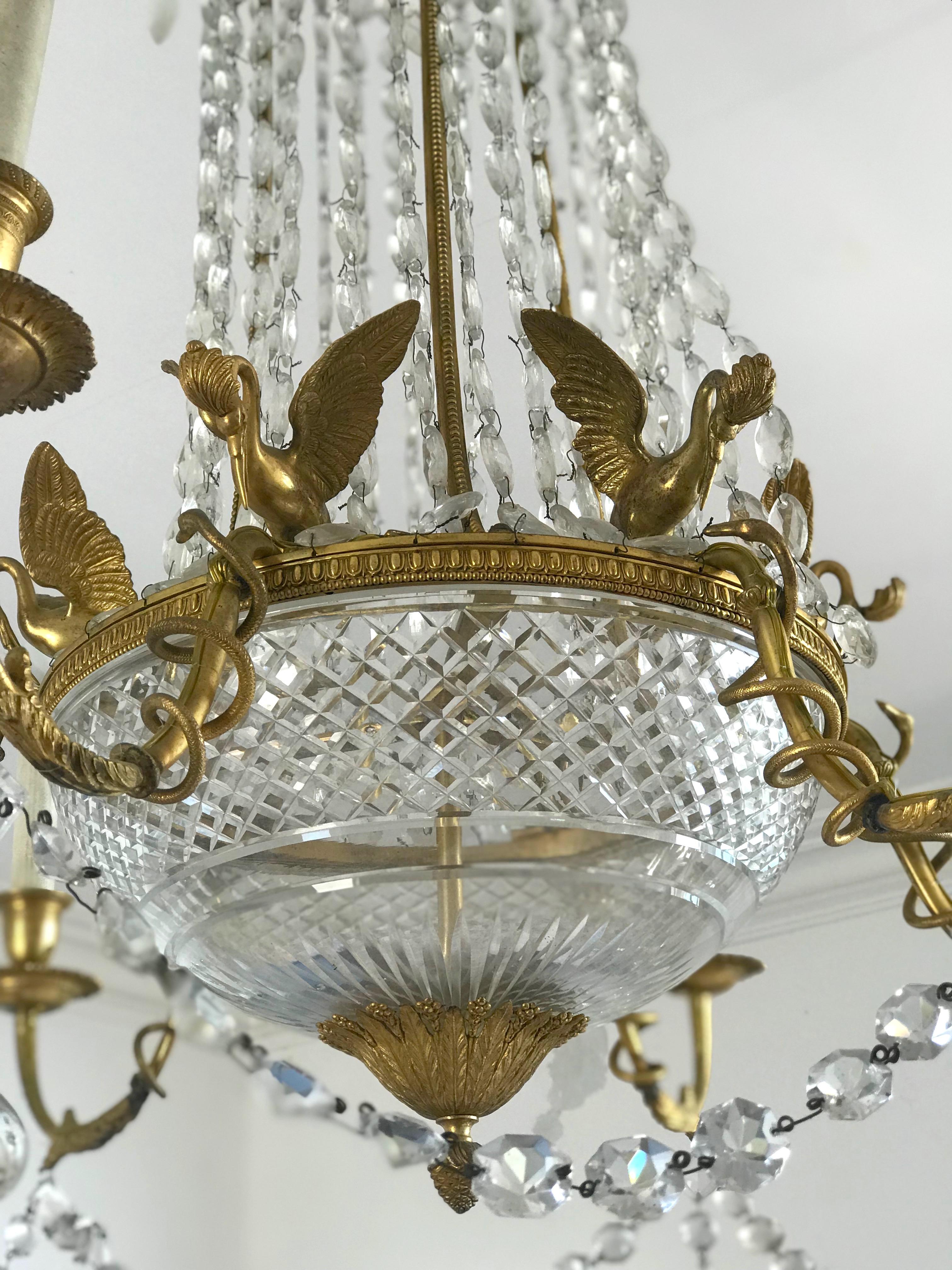 Empire-Kronleuchter aus vergoldeter Bronze und geschliffenem Kristall:: um 1815 (19. Jahrhundert) im Angebot