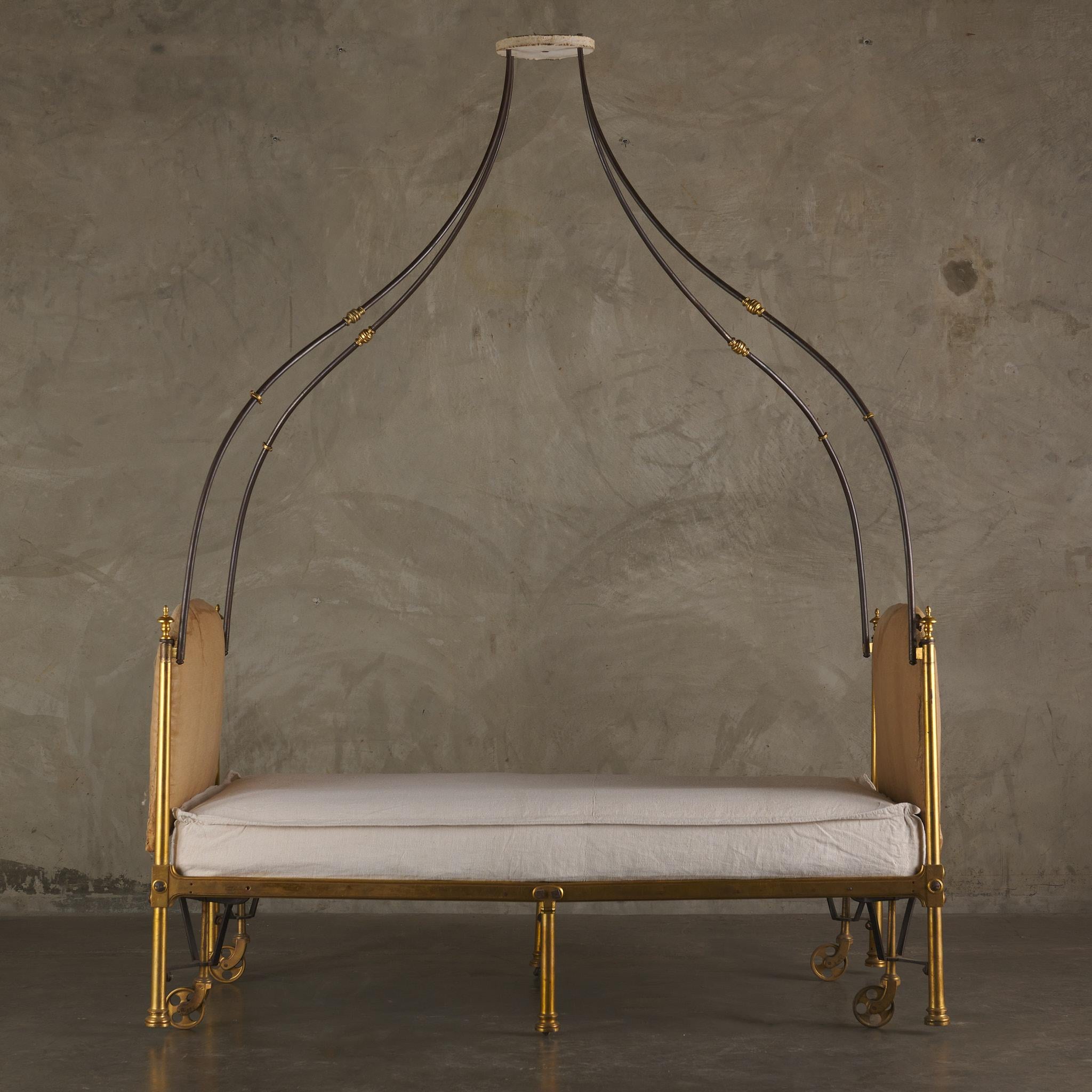 Empire-Bett aus vergoldeter Bronze und Stahl mit Baldachin, Frankreich, um 1805, zugeschrieben Marie-Jean Desouches (1764-1828). 
Ein spektakuläres, seltenes Bett aus vergoldeter Bronze in Museumsqualität.