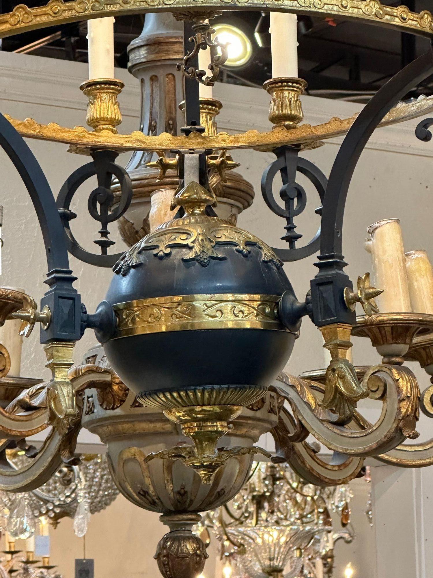 Empire-Kronleuchter aus vergoldeter Bronze im Zustand „Gut“ im Angebot in Dallas, TX