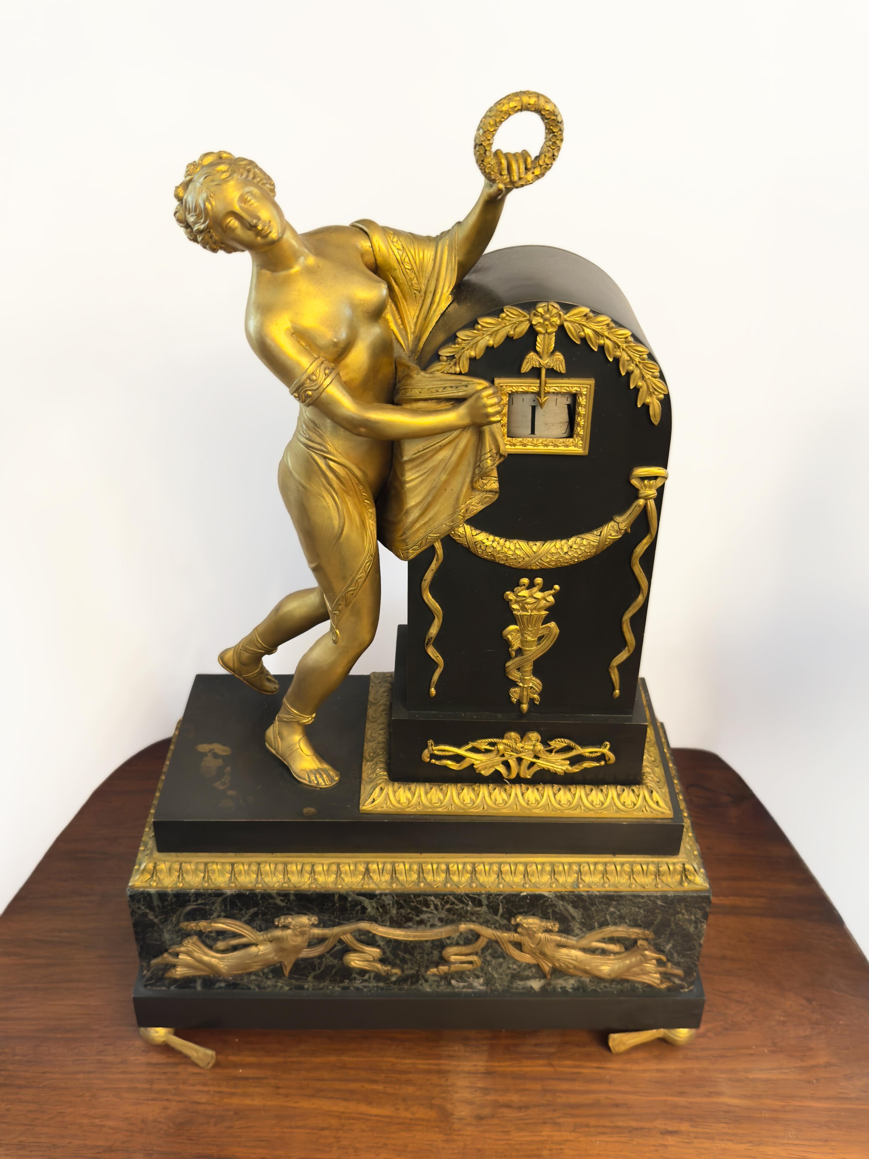Questo raro orologio in bronzo dorato in stile Impero francese dell'inizio del XIX secolo fu creato dal famoso Claude Gallé per l'Esposizione del 1807. 
Gallé è considerato uno dei migliori artisti del bronzo del periodo Luigi XVI e dell'Impero e