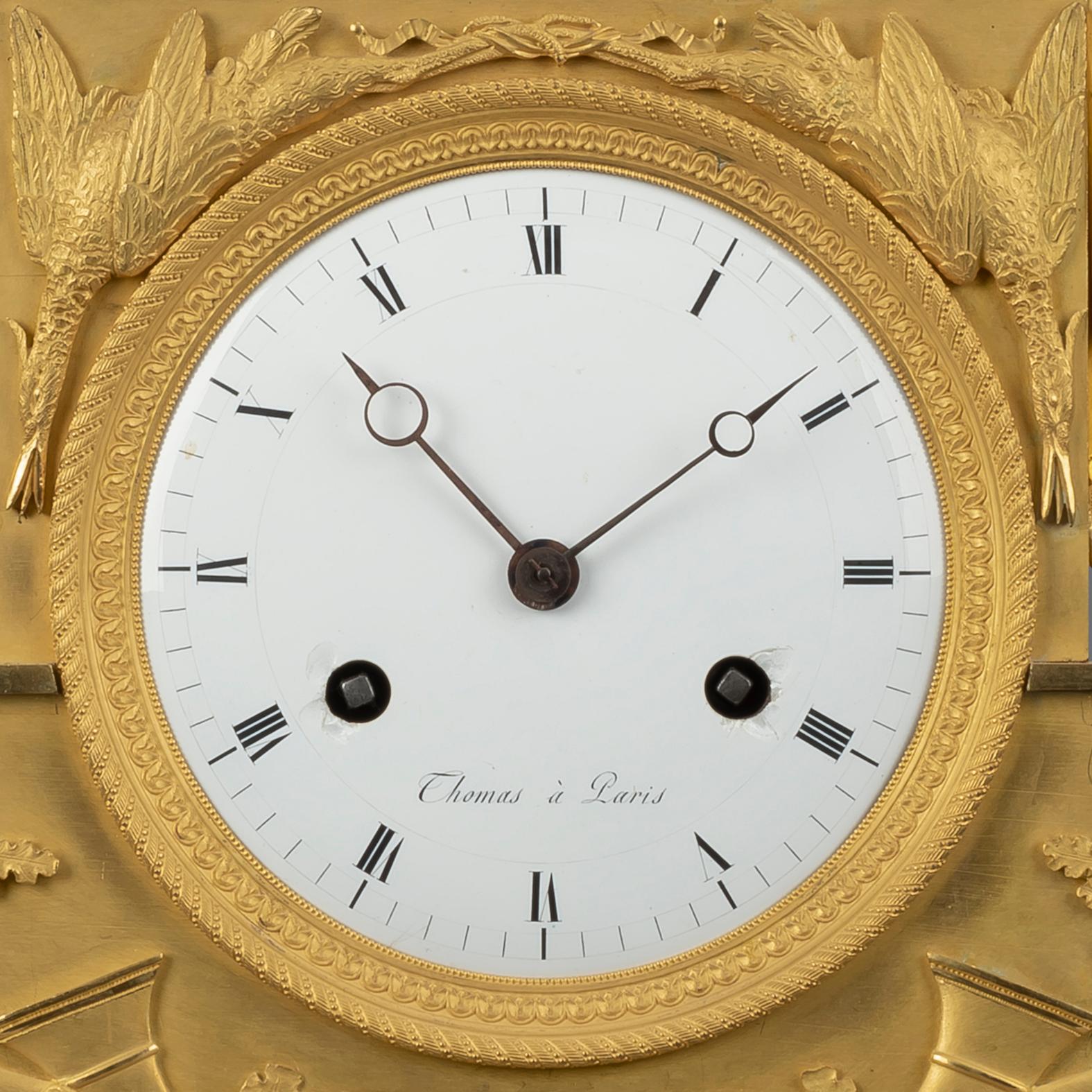Une belle horloge en bronze doré de la période Empire représentant Diane la chasseresse.

Le cadran est signé 