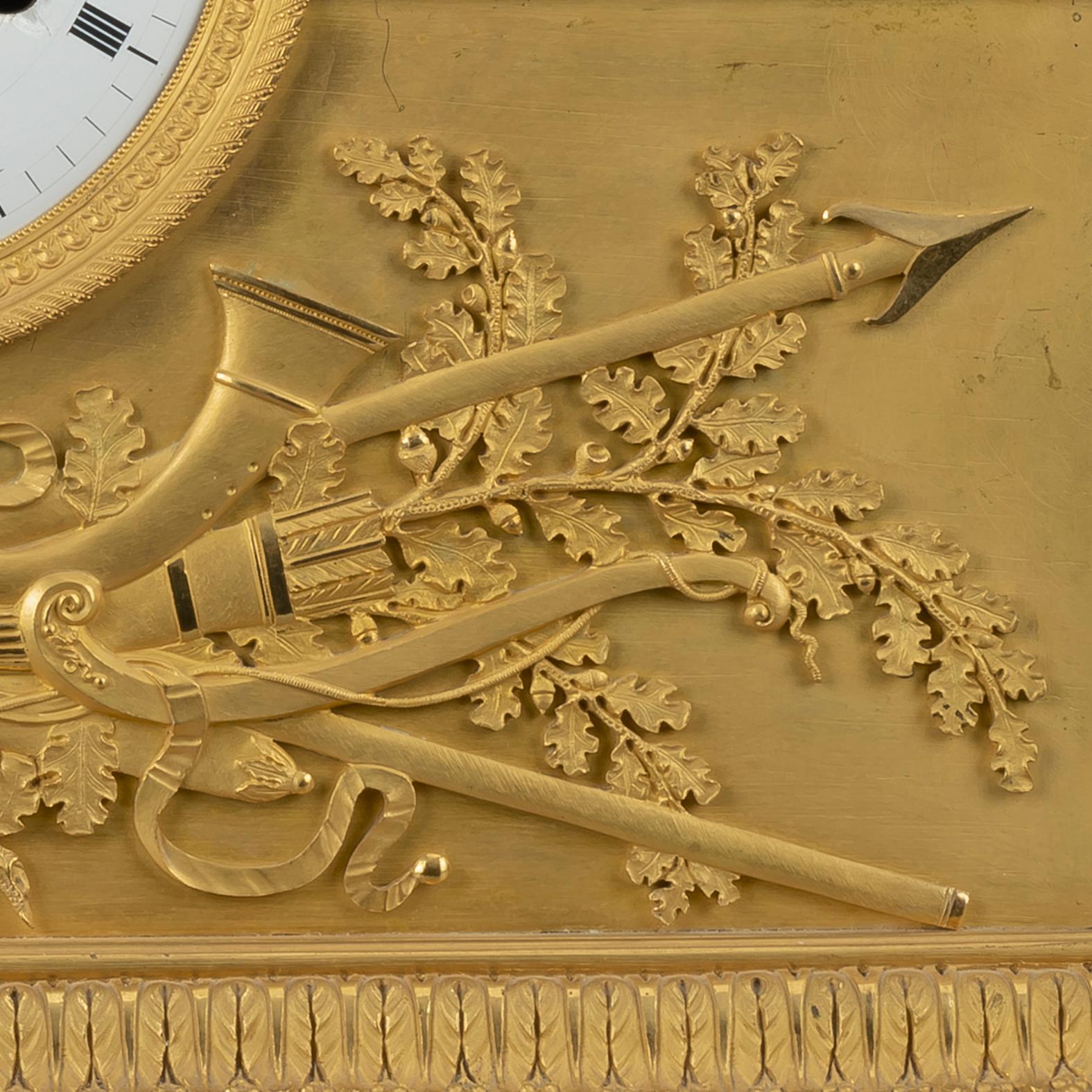 Doré Horloge Empire en bronze doré représentant Diane la chasseresse Français, vers 1820 en vente