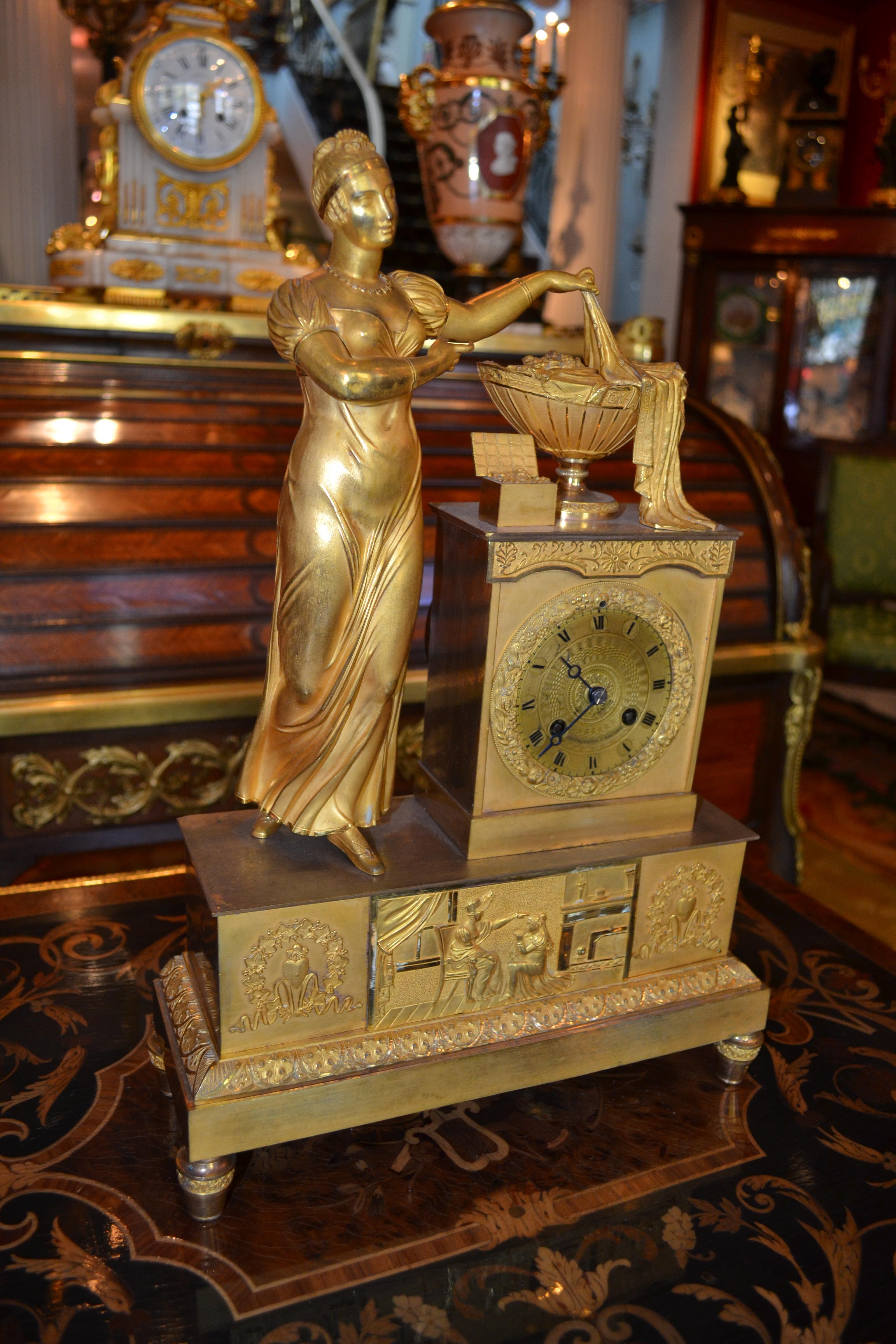 Bronze doré Empire  Pendule représentant une dame classique debout dévoilant une urne d'abondance en vente 5