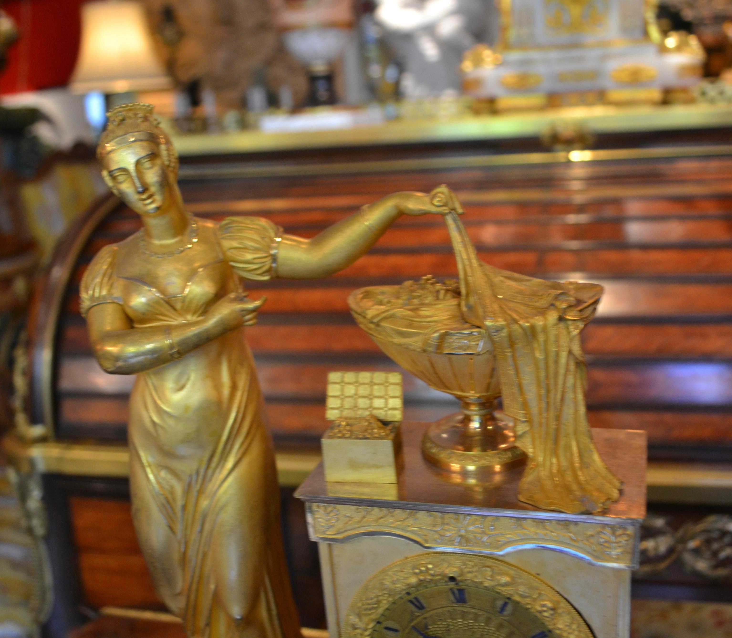 Bronze doré Empire  Pendule représentant une dame classique debout dévoilant une urne d'abondance en vente 6