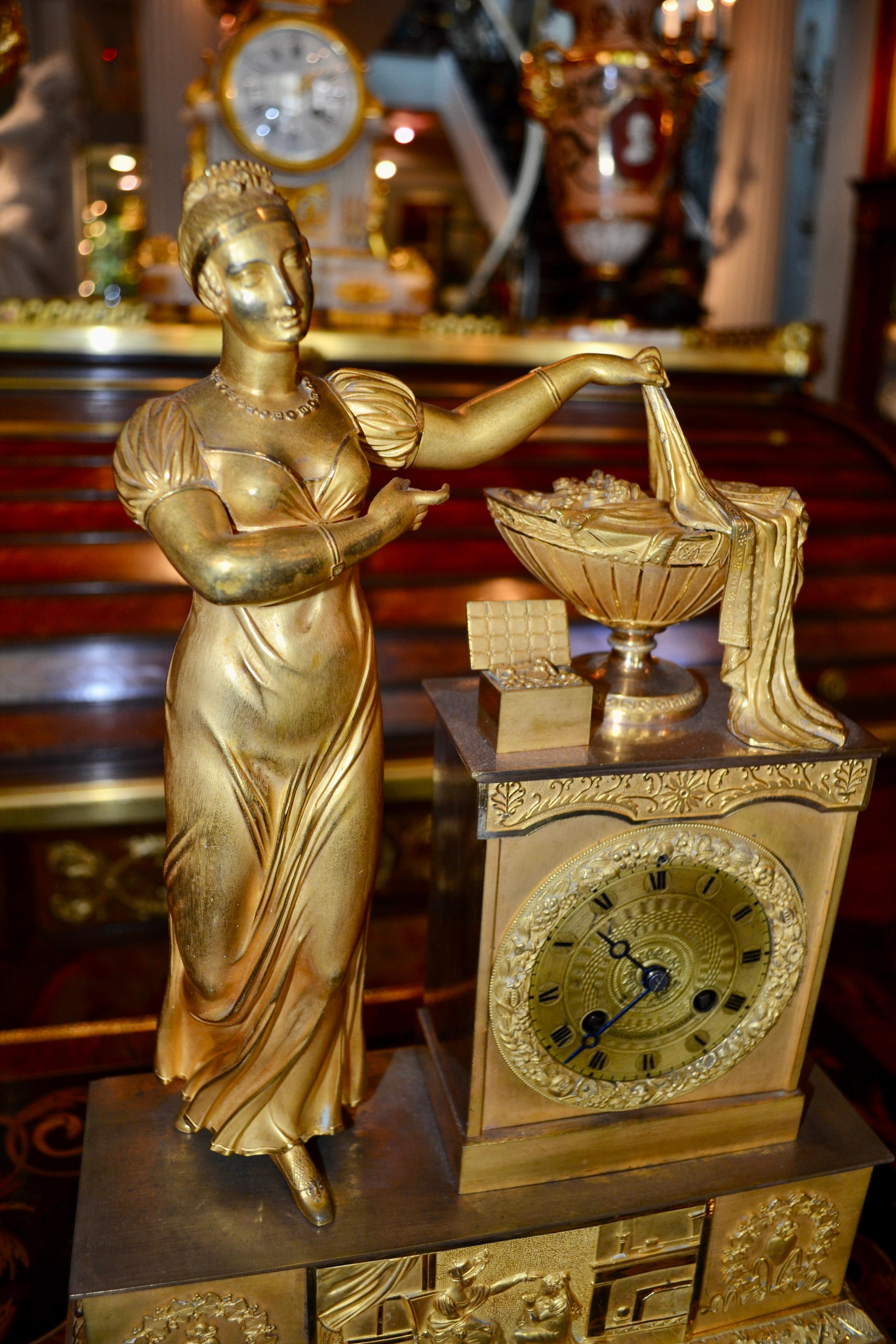 Bronze doré Empire  Pendule représentant une dame classique debout dévoilant une urne d'abondance en vente 1