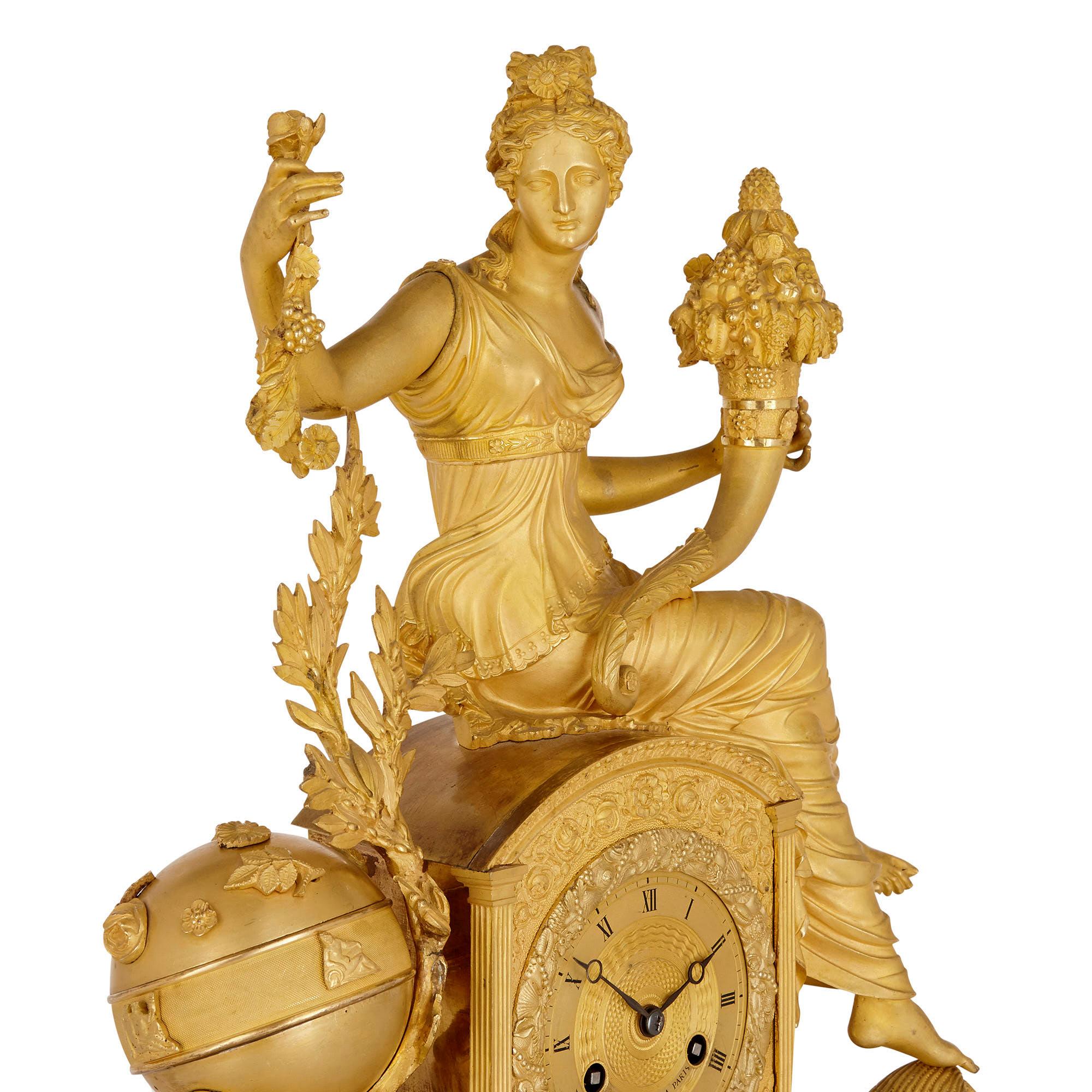 Doré Pendule de cheminée Empire en bronze doré de Michel-François Piolaine en vente