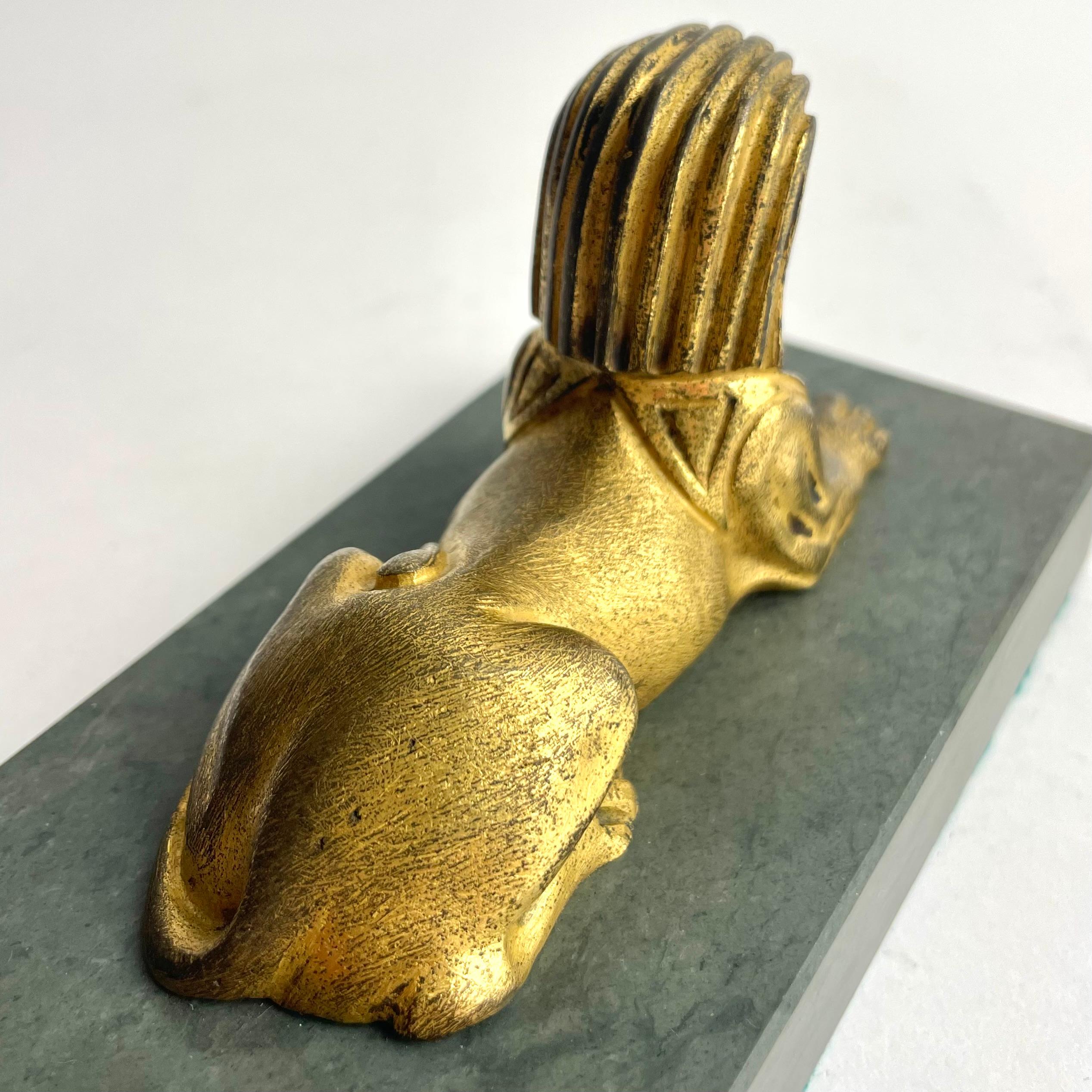 Fermacarte sfinge in bronzo dorato impero su base di marmo, Francia, inizio XIX secolo in vendita 3