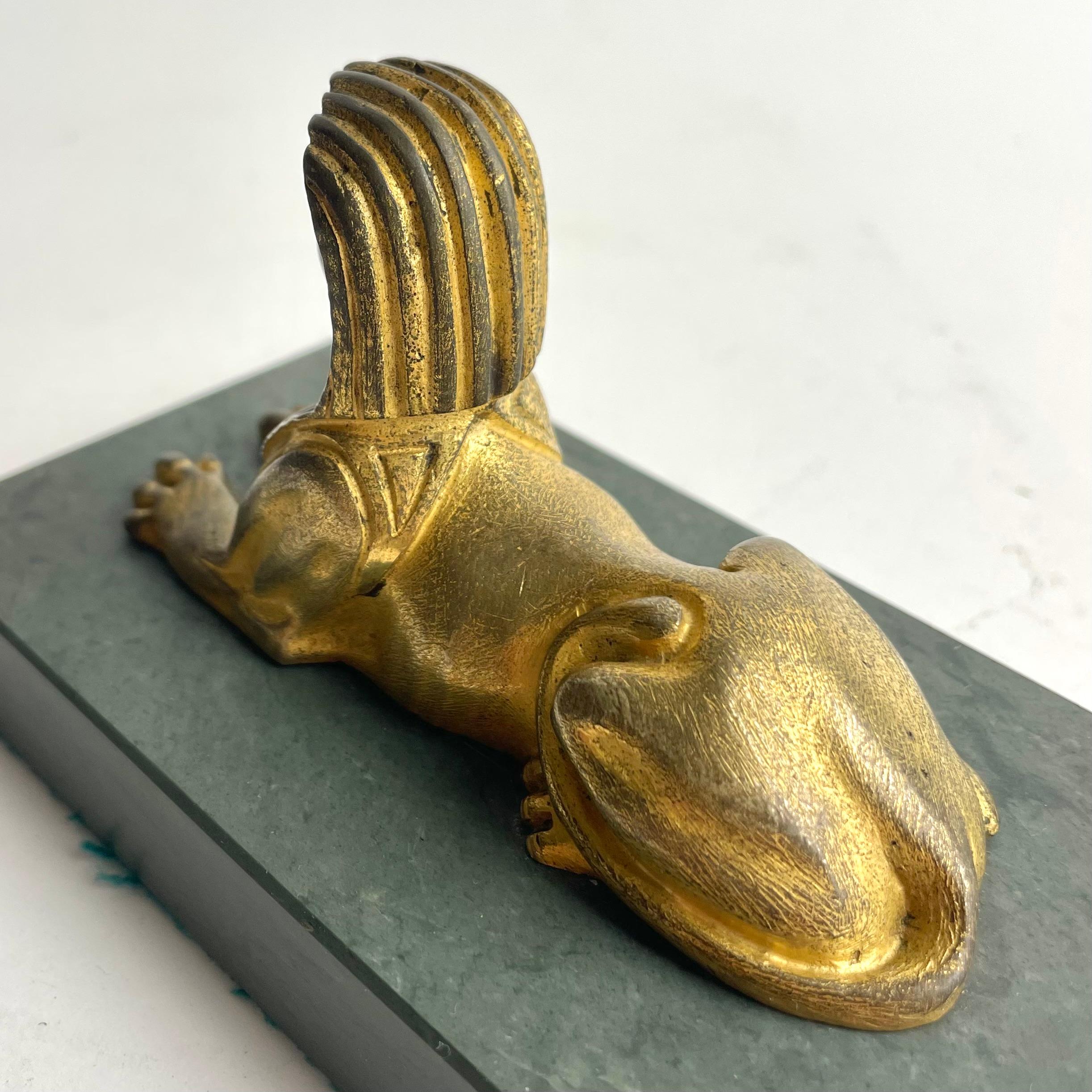 Fermacarte sfinge in bronzo dorato impero su base di marmo, Francia, inizio XIX secolo in vendita 4
