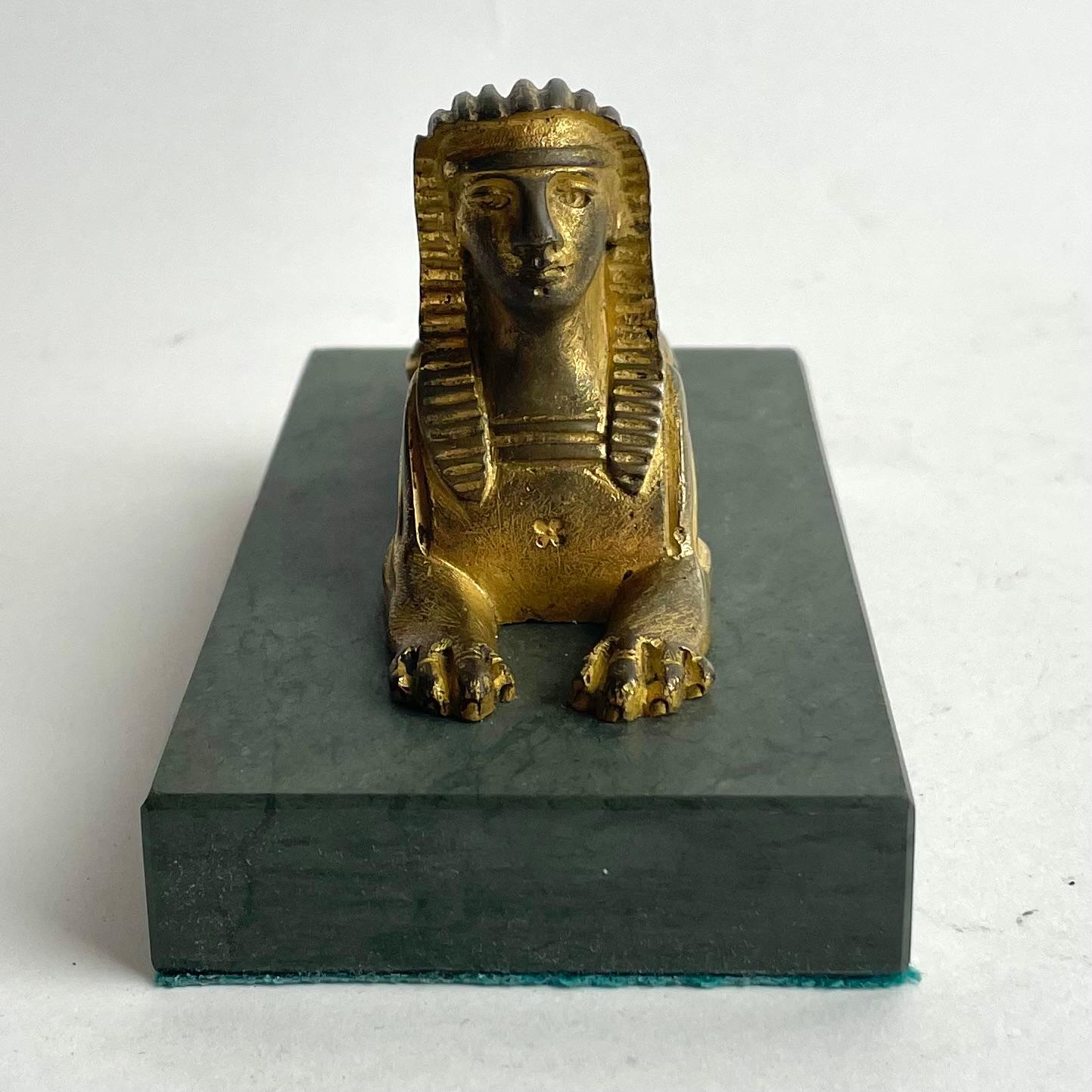 Francese Fermacarte sfinge in bronzo dorato impero su base di marmo, Francia, inizio XIX secolo in vendita