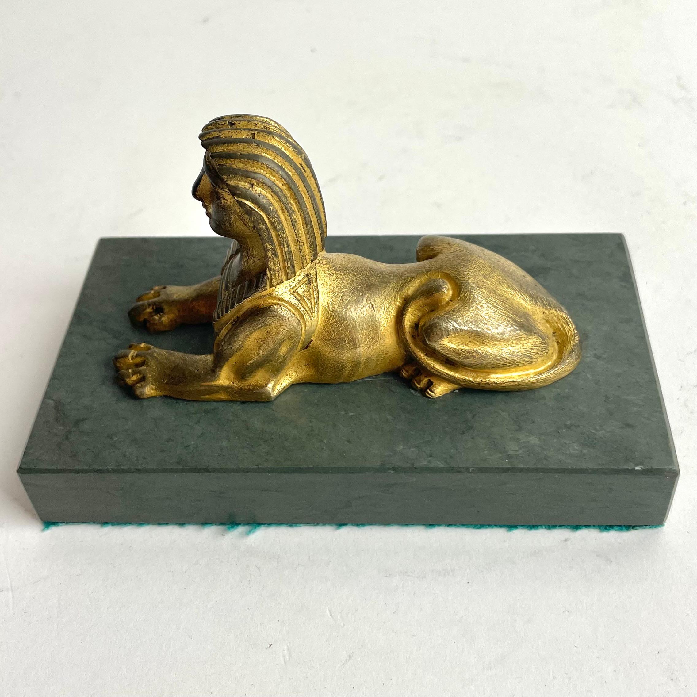 Bronzo Fermacarte sfinge in bronzo dorato impero su base di marmo, Francia, inizio XIX secolo in vendita