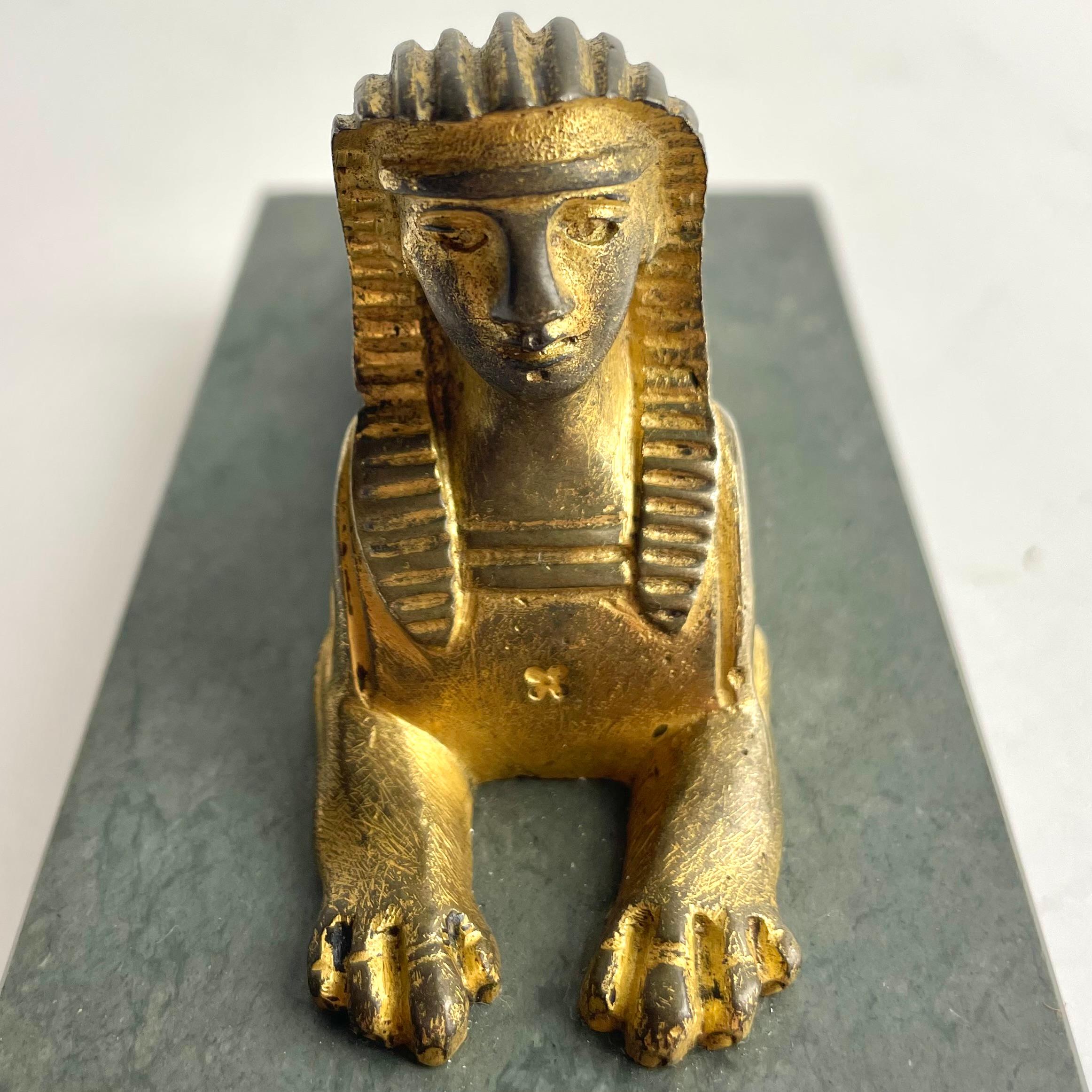 Fermacarte sfinge in bronzo dorato impero su base di marmo, Francia, inizio XIX secolo in vendita 1