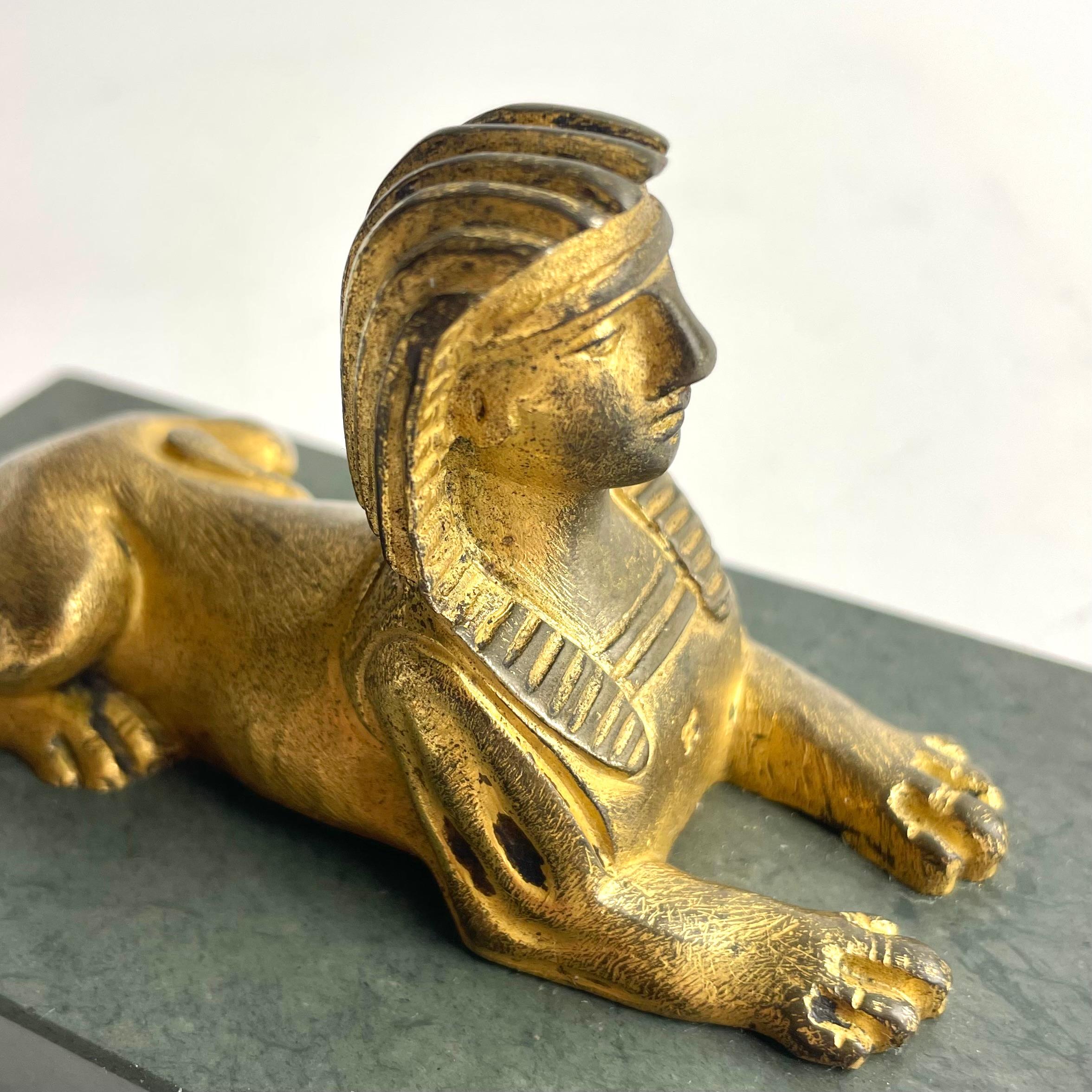 Fermacarte sfinge in bronzo dorato impero su base di marmo, Francia, inizio XIX secolo in vendita 2