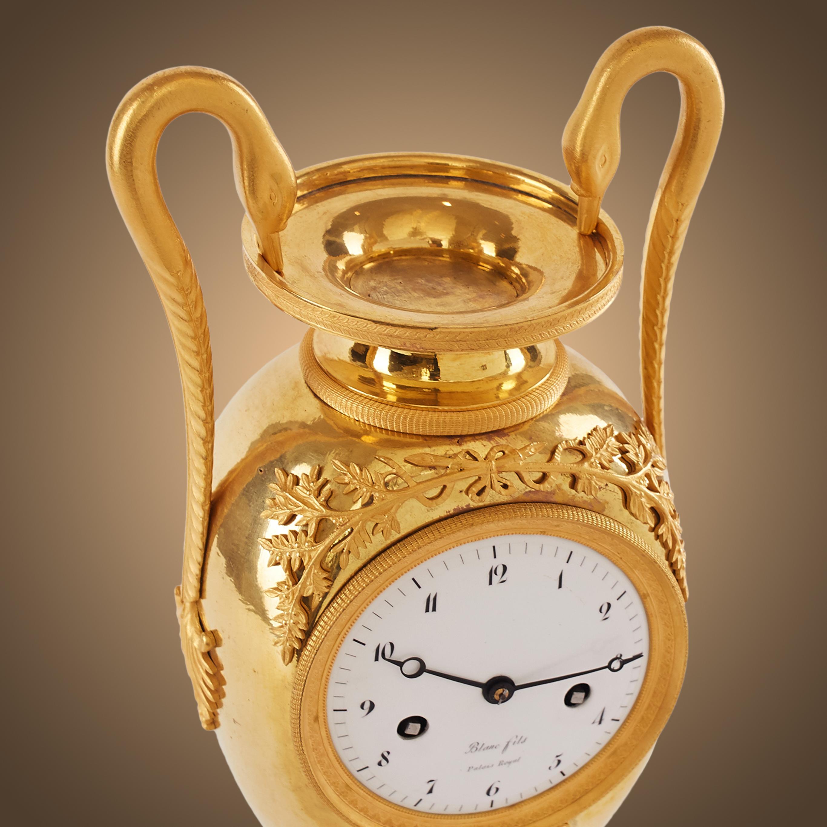 Doré Horloge vase Empire en bronze doré datant d'environ 1810 attribuée à Claude Galle en vente