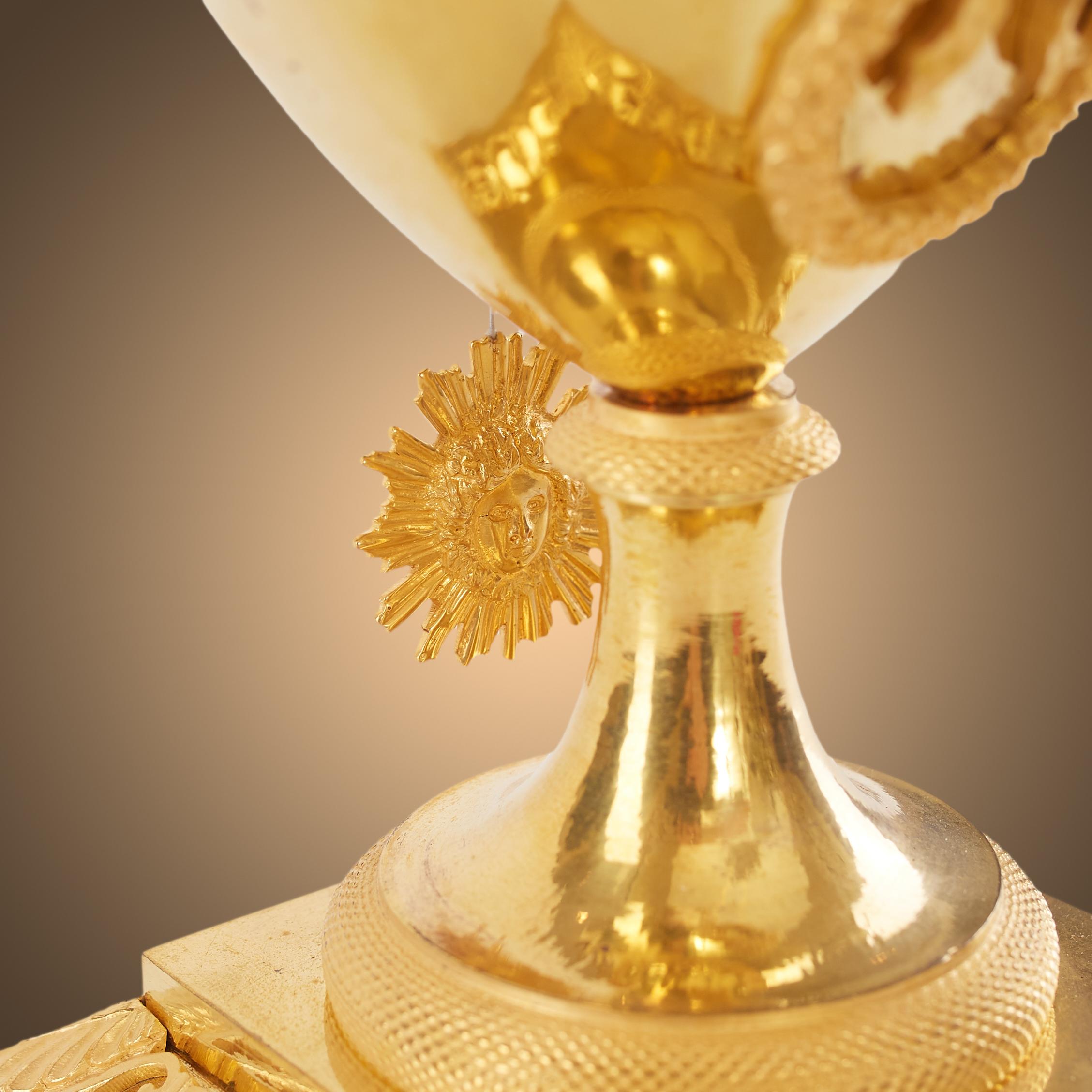 Bronze Horloge vase Empire en bronze doré datant d'environ 1810 attribuée à Claude Galle en vente