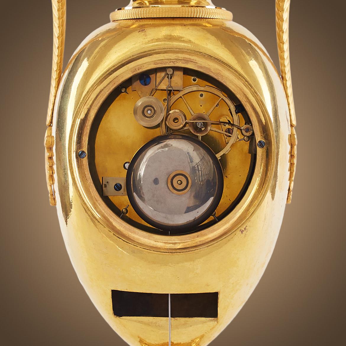 Horloge vase Empire en bronze doré datant d'environ 1810 attribuée à Claude Galle en vente 2