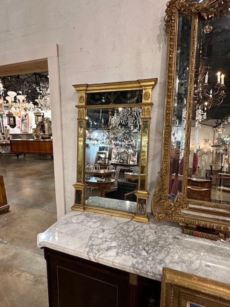 Rare miroir Empire français du XIXe siècle en bois doré et en églomisé. Vers 1840. Ajoutez de la chaleur et du charme à n'importe quelle pièce !
