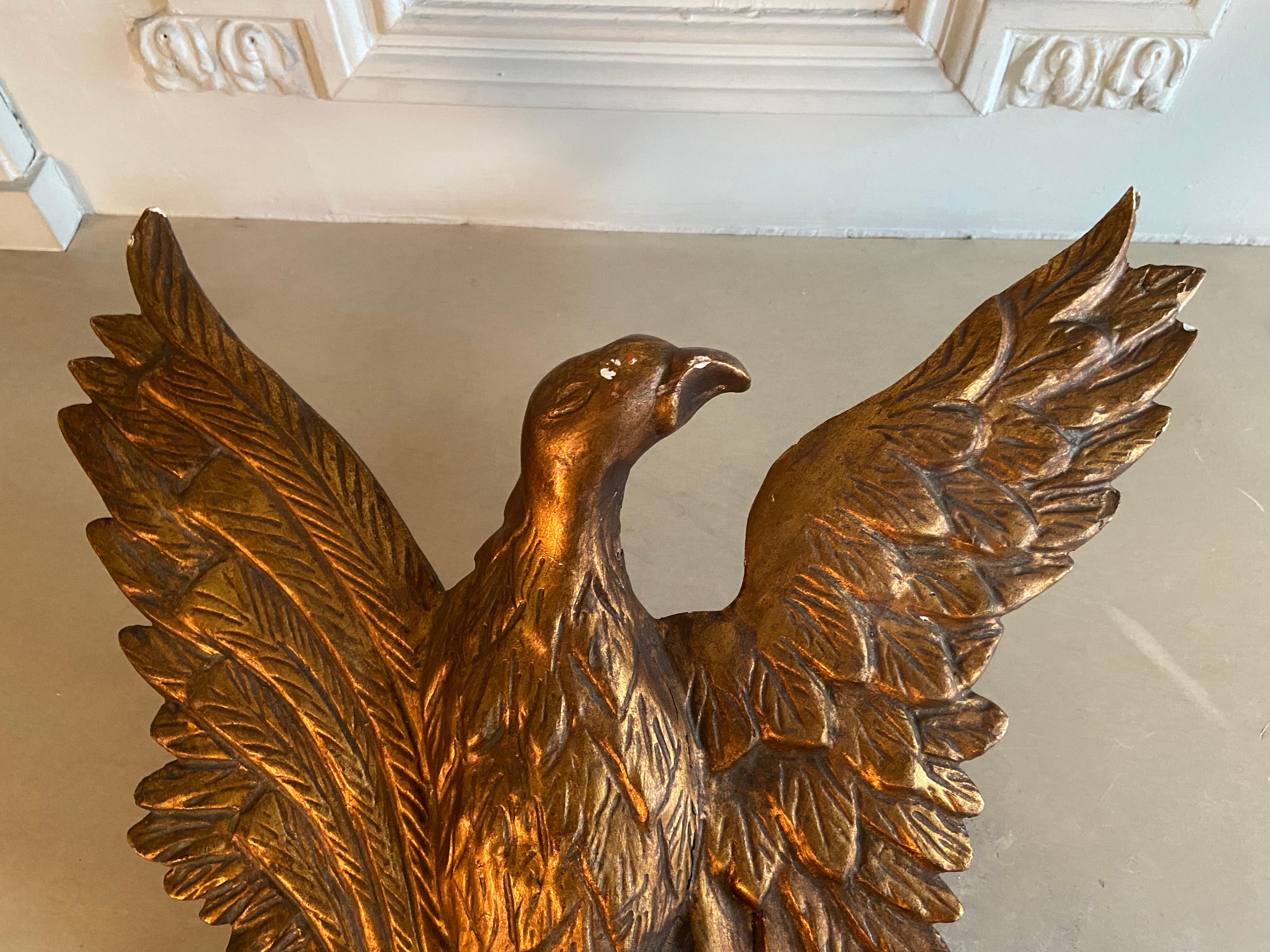 Empire Spiegel aus vergoldetem Holz mit Adlerdekor 
spiegel aus vergoldetem Holz, 19. Jahrhundert. Imperium. Adler mit ausgebreiteten Flügeln. Zustand wie auf den Fotos zu sehen.