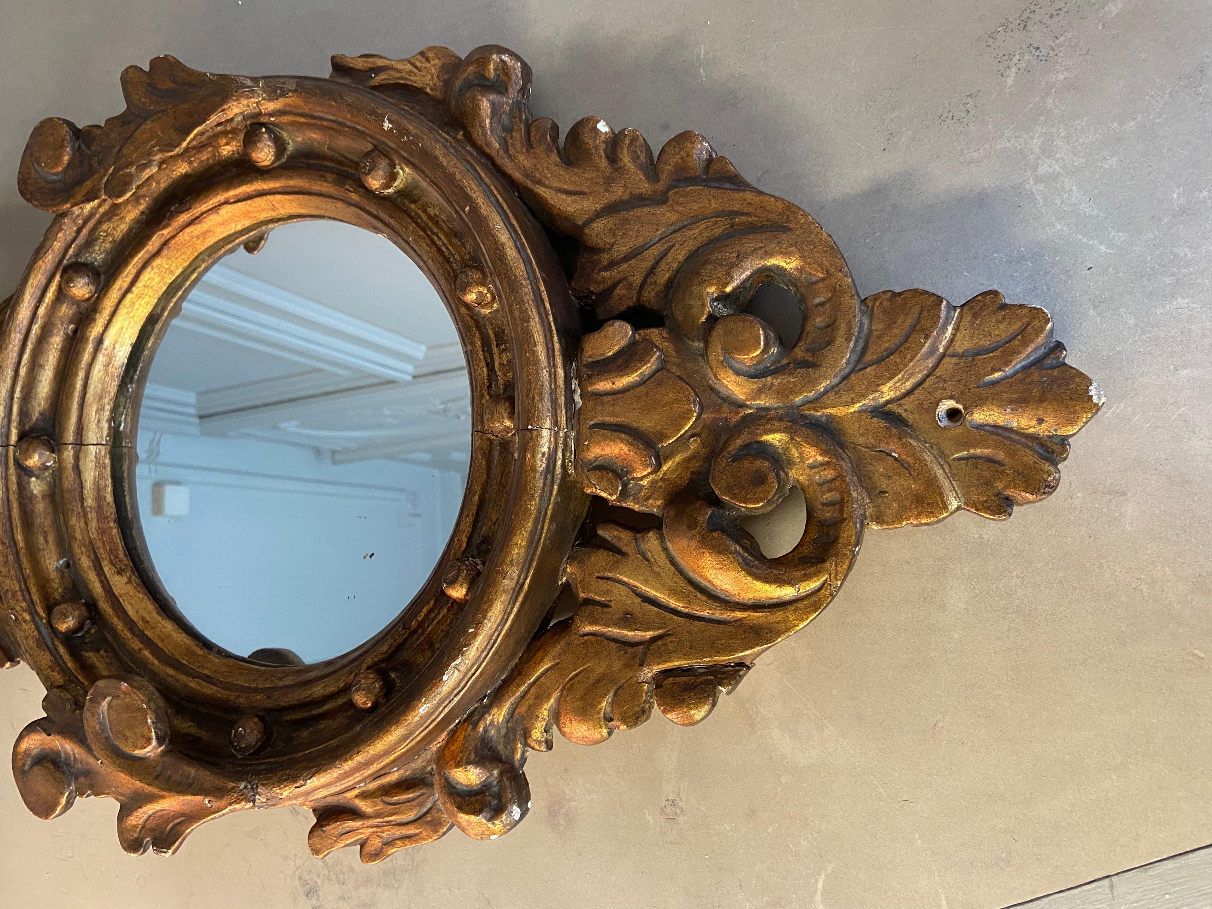 Européen Miroir Empire en bois doré avec décoration d'aigle en vente